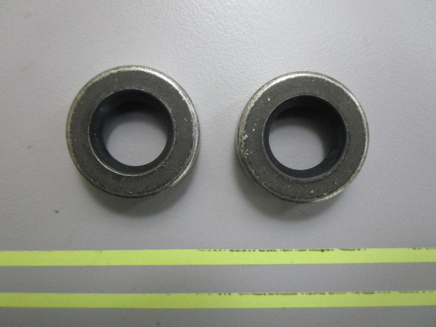 *NEW OEM* (LOT OF 2) 0810 OMC Johnson Evinrude Oil Seal 318972 0318972