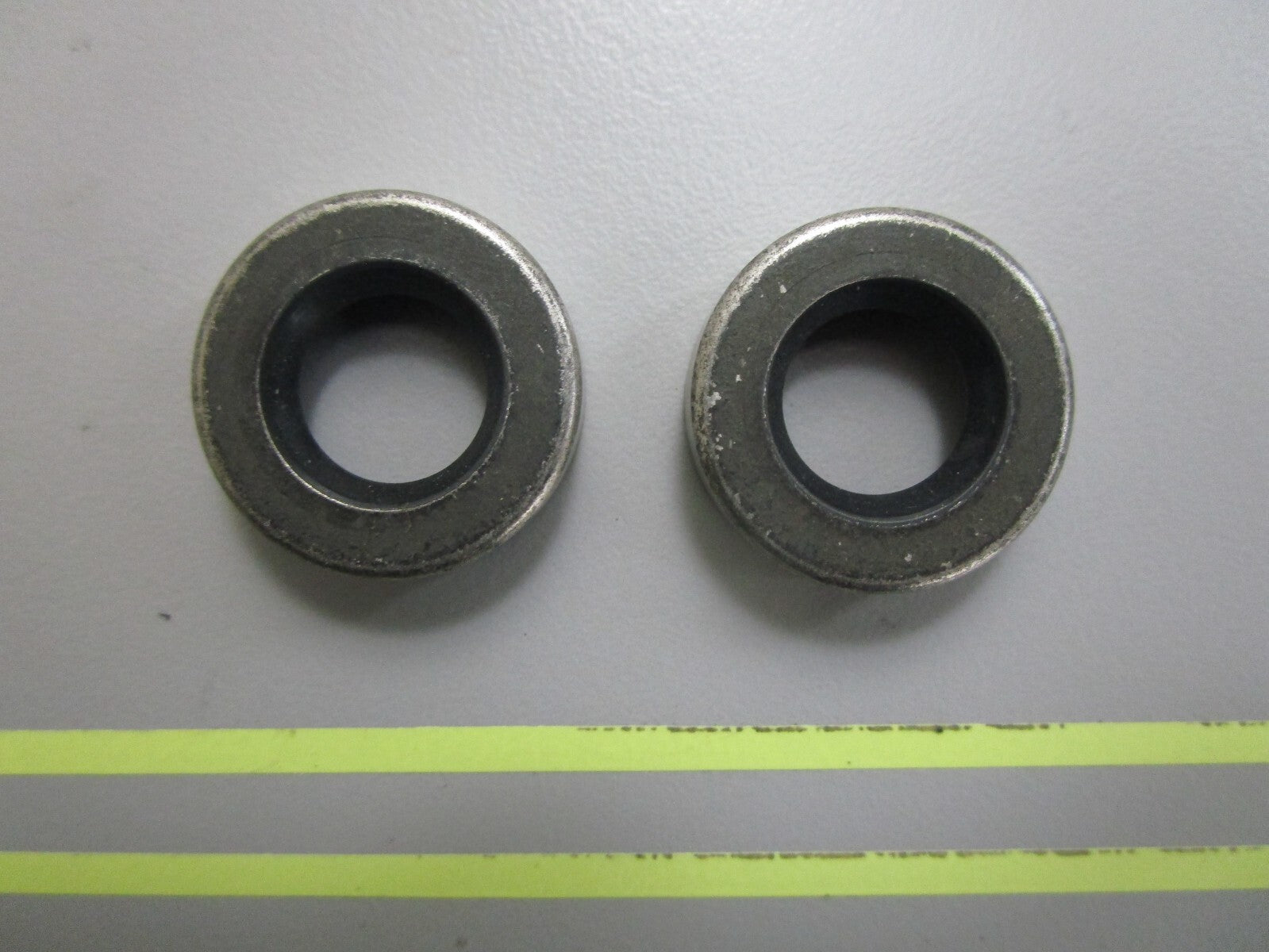 *NEW OEM* (LOT OF 2) 0810 OMC Johnson Evinrude Oil Seal 318972 0318972