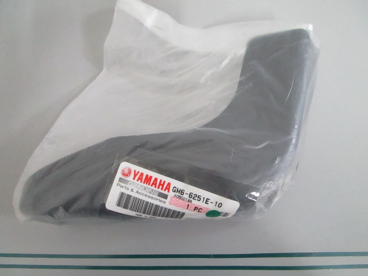 Yamaha GM6-6251E-10-00 Gunwale Stern 2 SuperJet SJ700 PWC Black NEW OEM 0820
