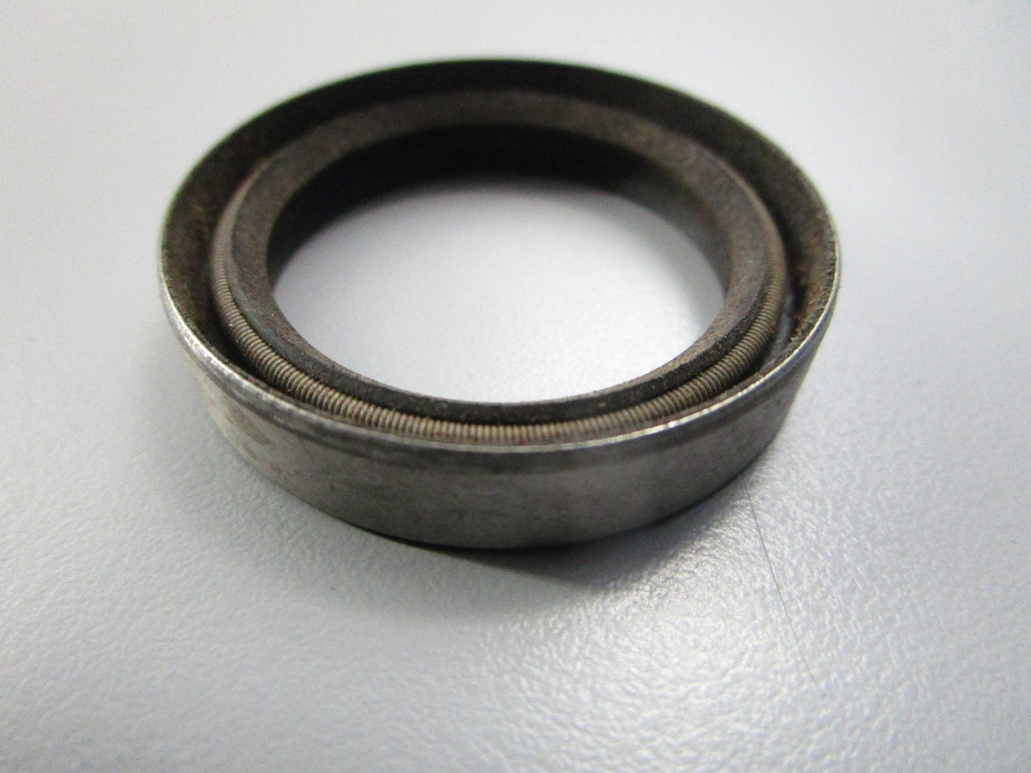 NEW OEM 321504 0321504 OMC Johnson Evinrude Upper Crankshaft Oil Seal 0810