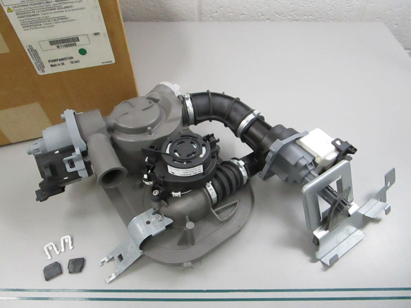 NEW OEM W11460945 Whirlpool Pump & Motor 0810