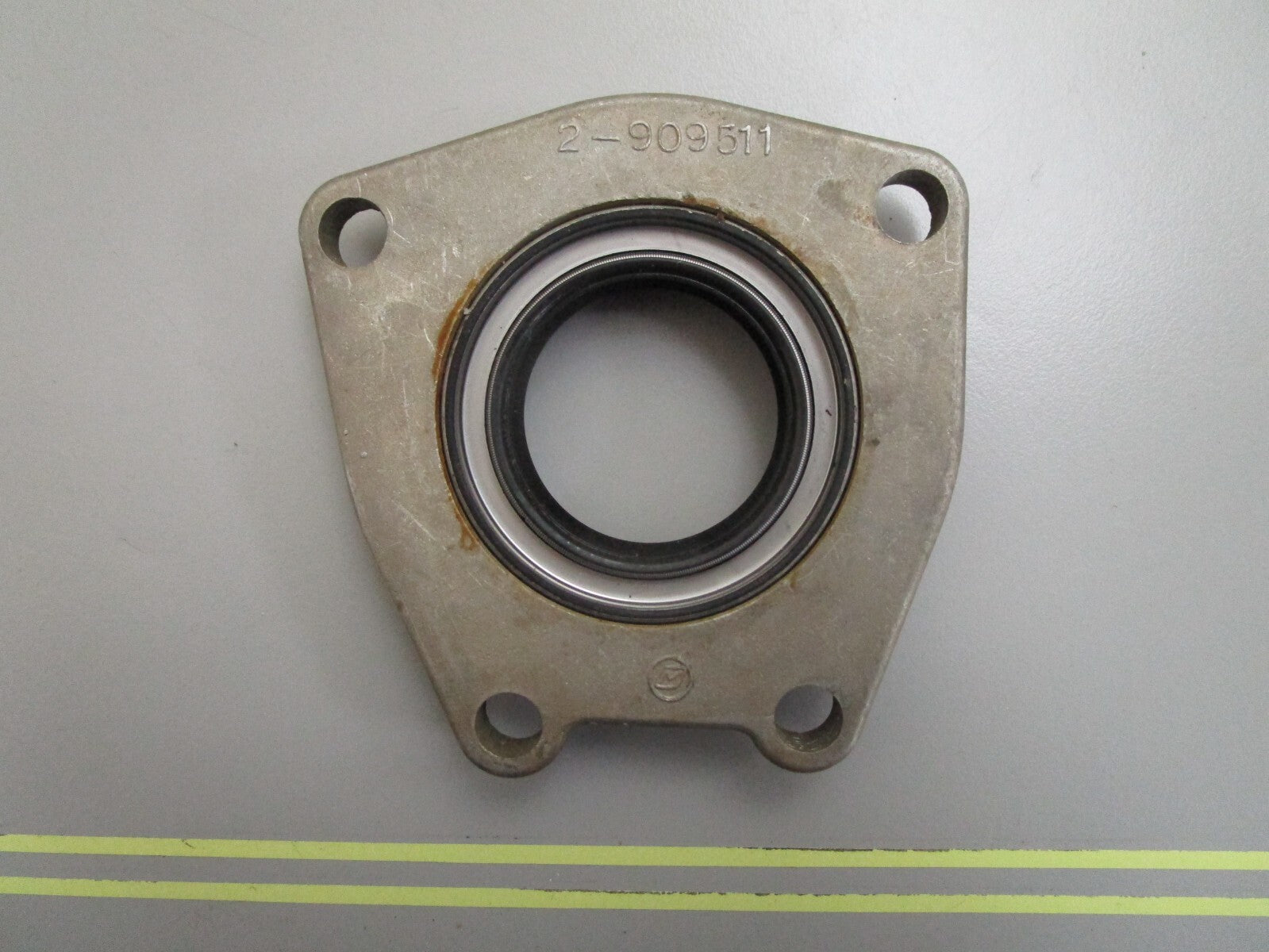 *NEW OEM* 0820 OMC Johnson Evinrude Retainer & Seal Ay 981554 0981554