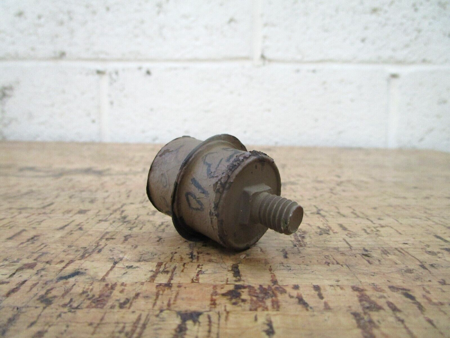 *NEW OEM* 0750 OMC Johnson Evinrude MOUNT 305310 0305310