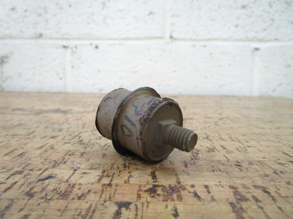 *NEW OEM* 0750 OMC Johnson Evinrude MOUNT 305310 0305310