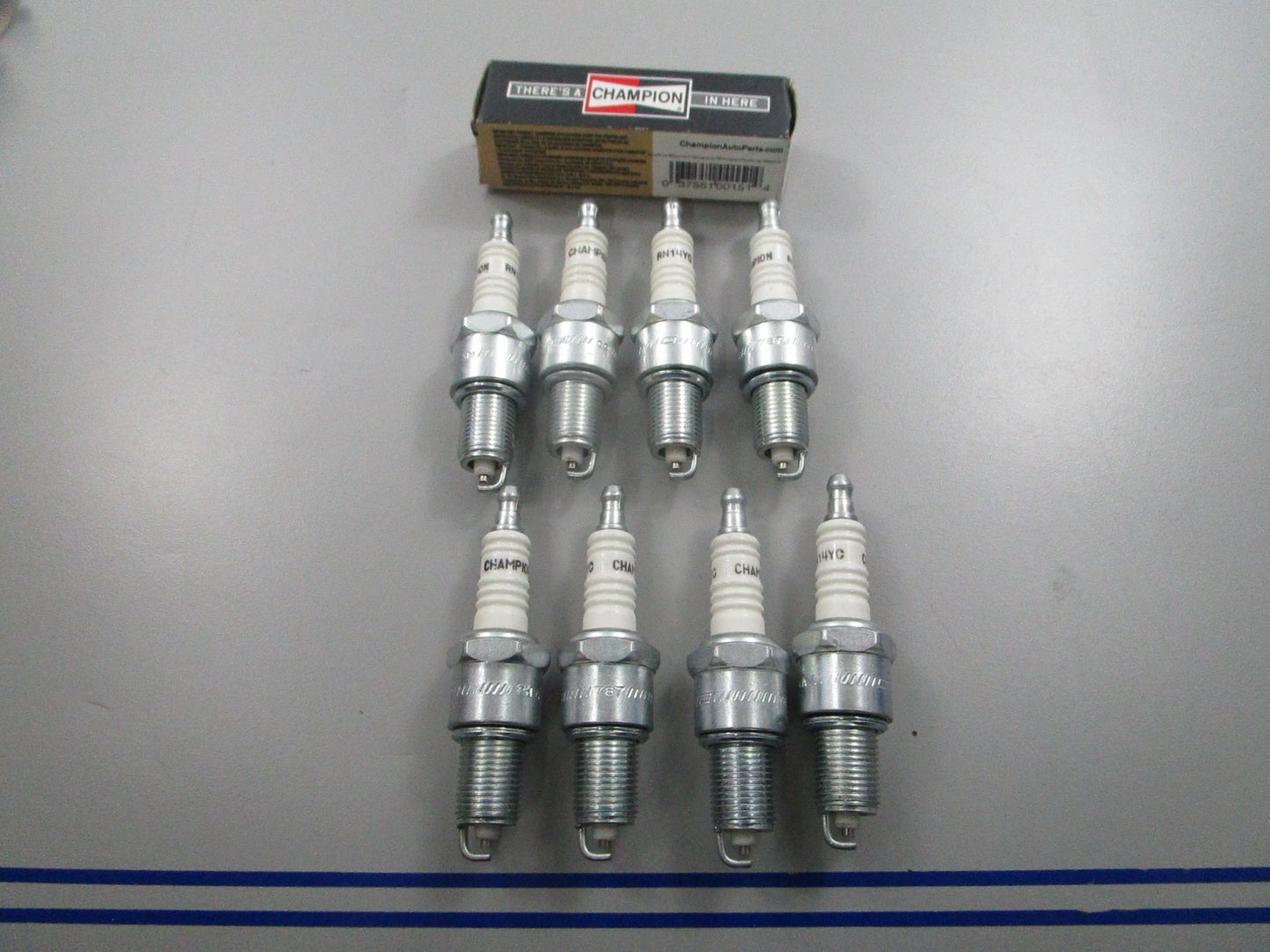 *NEW* (LOT OF 8) 0810 Champion Spark Plug RN14YC