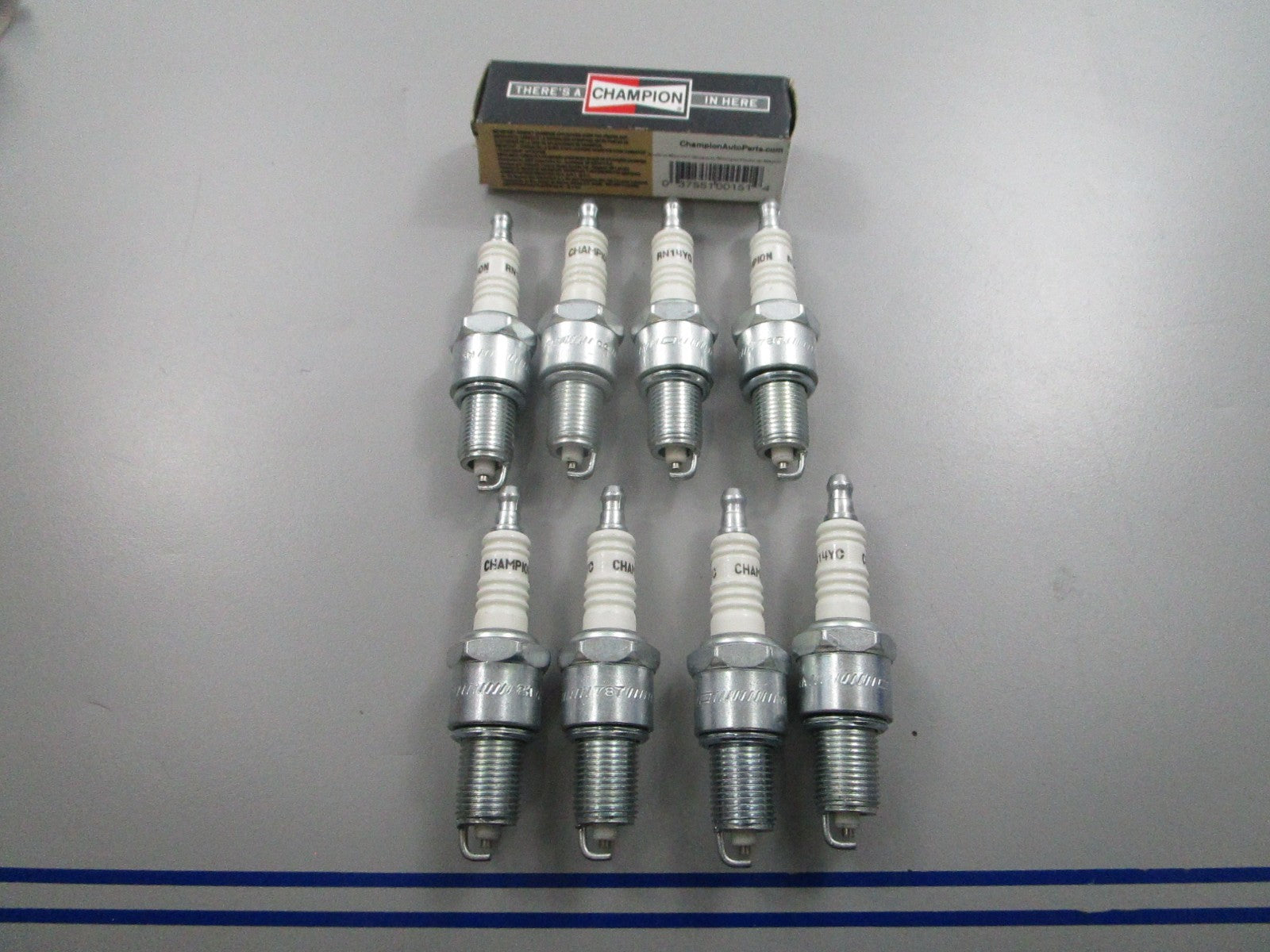 *NEW* (LOT OF 8) 0810 Champion Spark Plug RN14YC