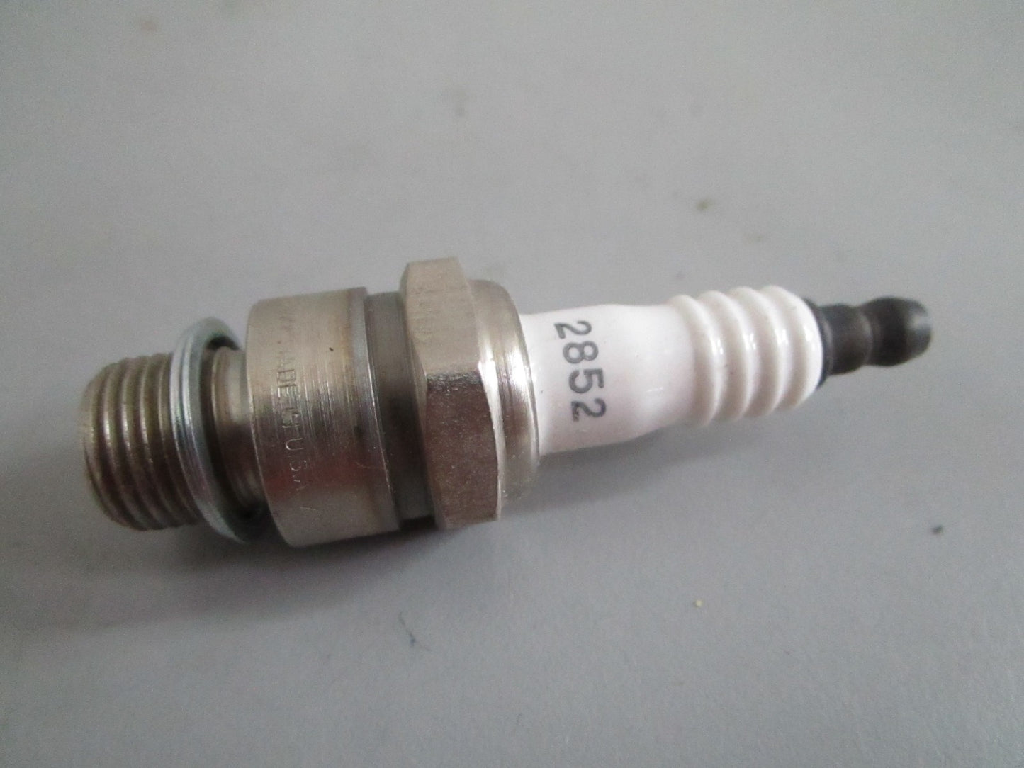 NEW OEM (LOT OF 10) 2852 Autolite Spark Plug 0820