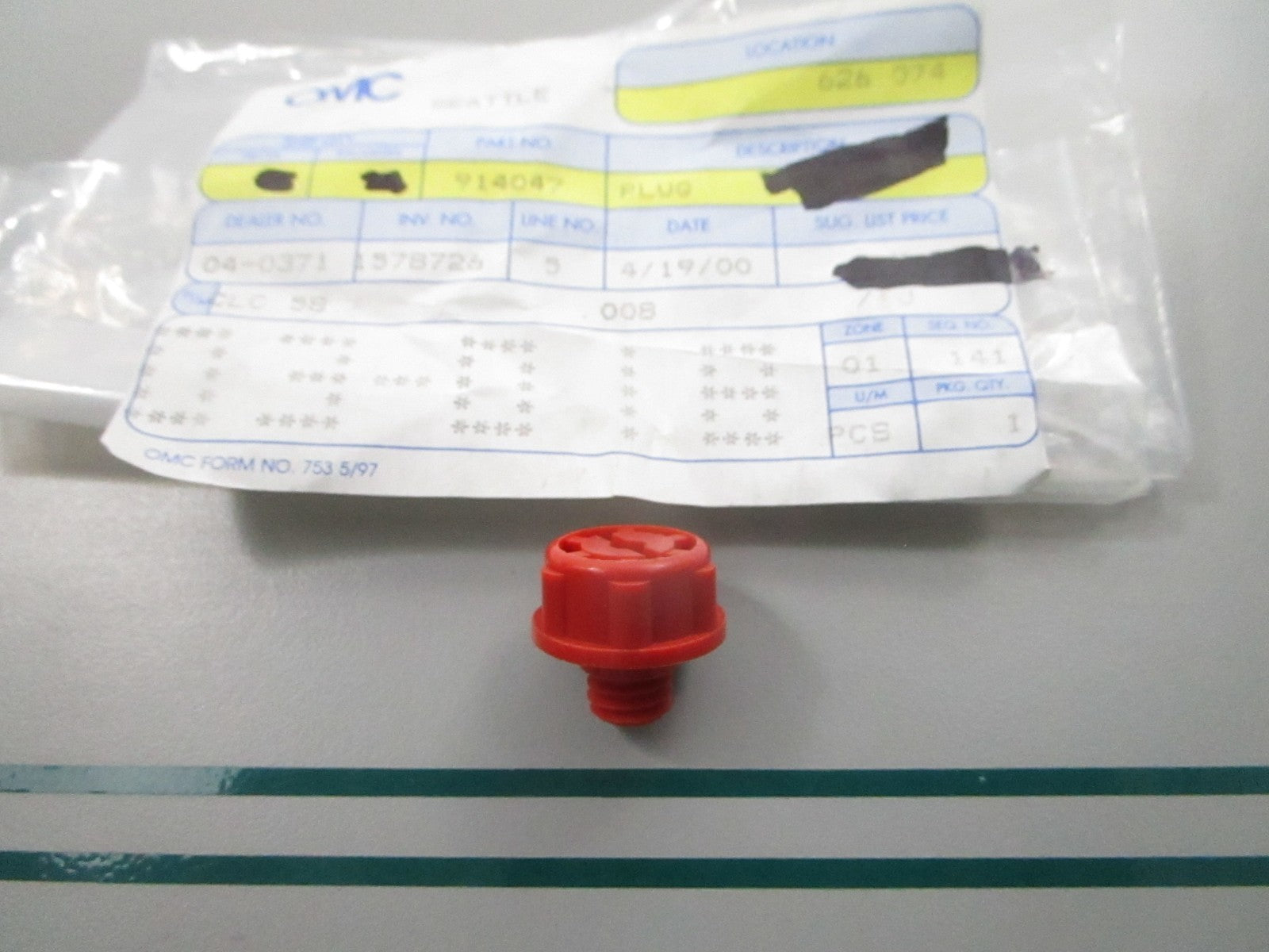 NEW OEM 914047 0914047 OMC Johnson Evinrude Plug 0810