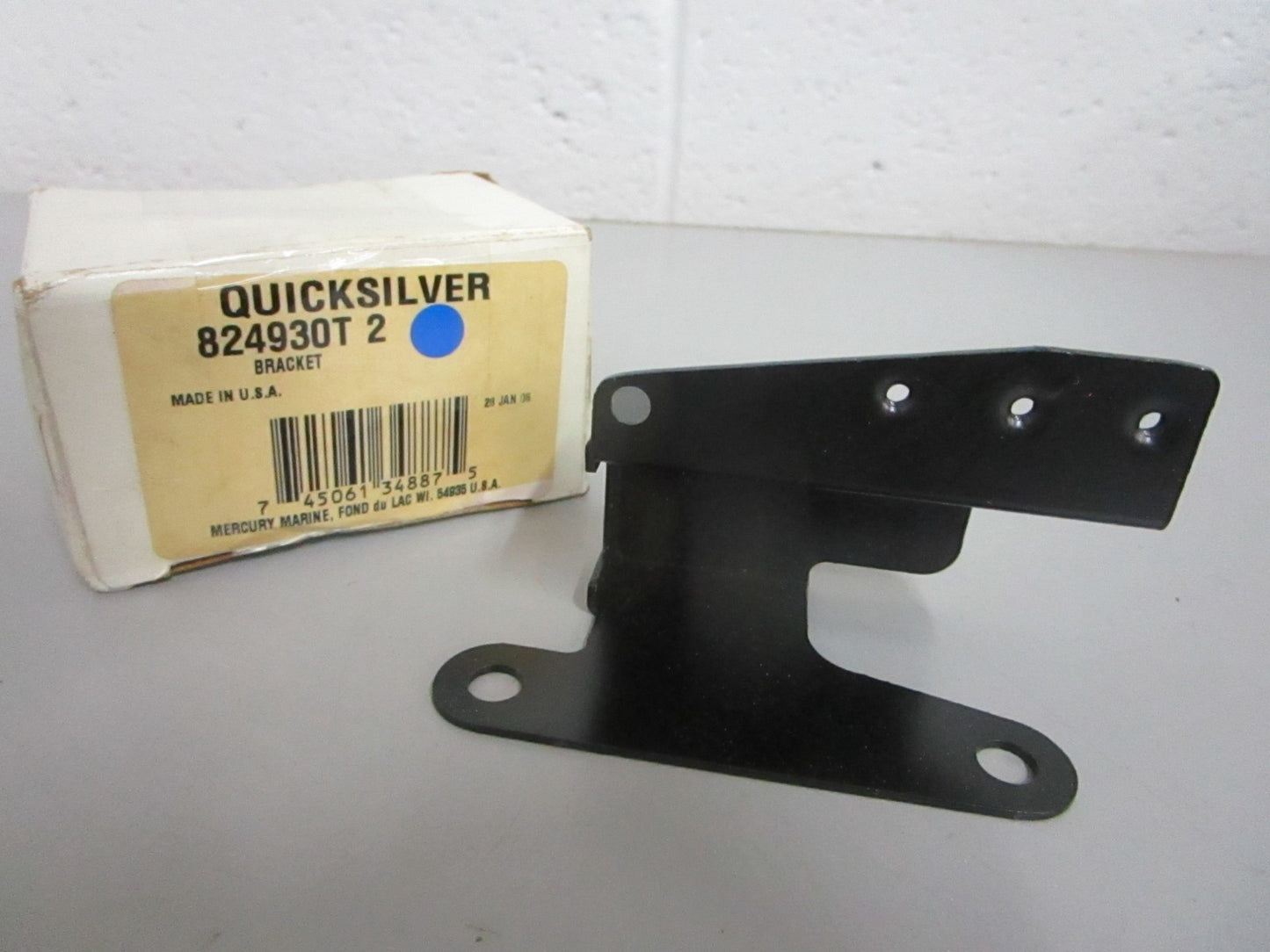 NEW OEM 824930T2 Mercury Quicksilver Bracket 0820