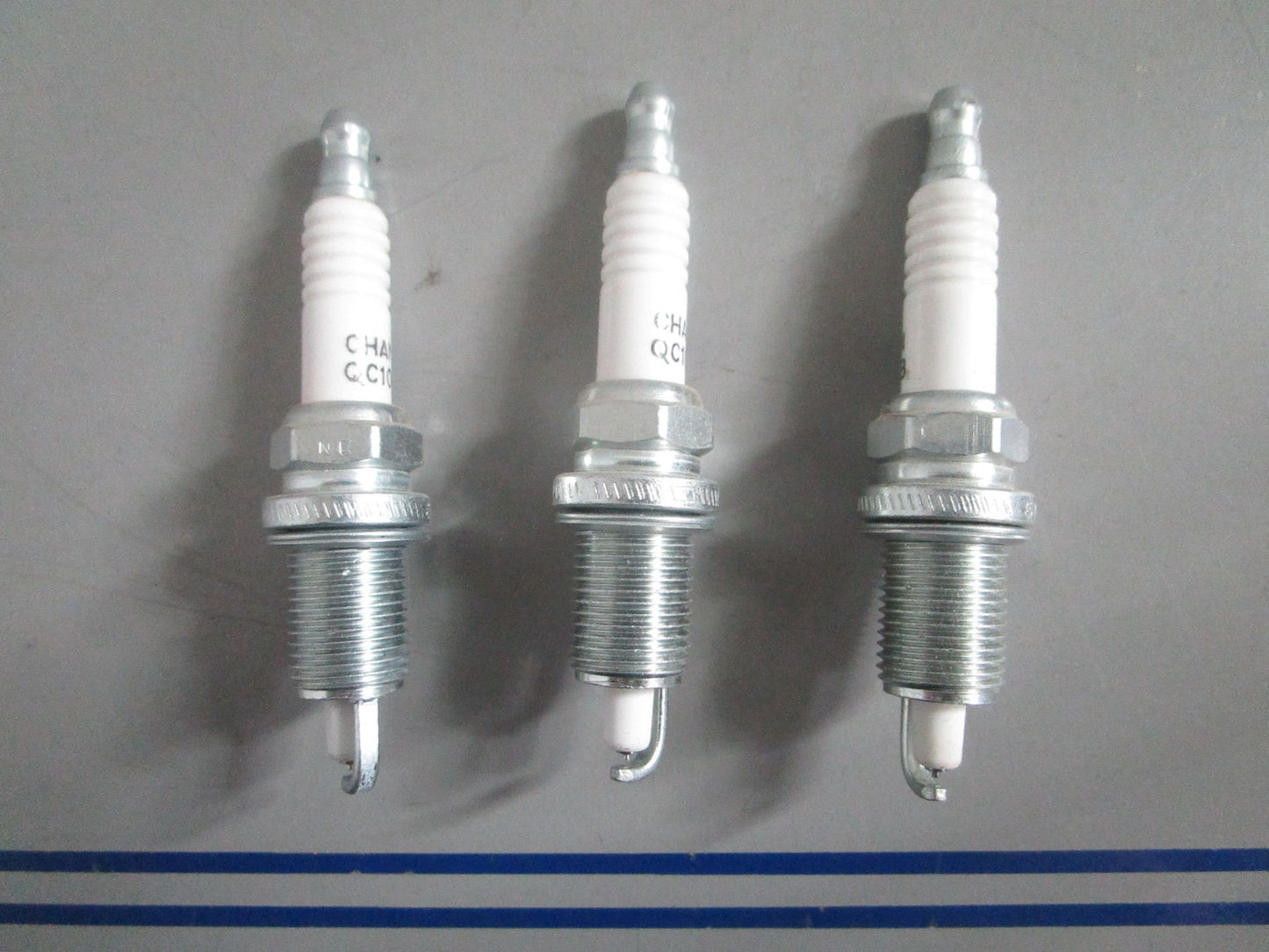 NEW OEM (LOT OF 3) QC10PEPB Champion Spark Plug 0820