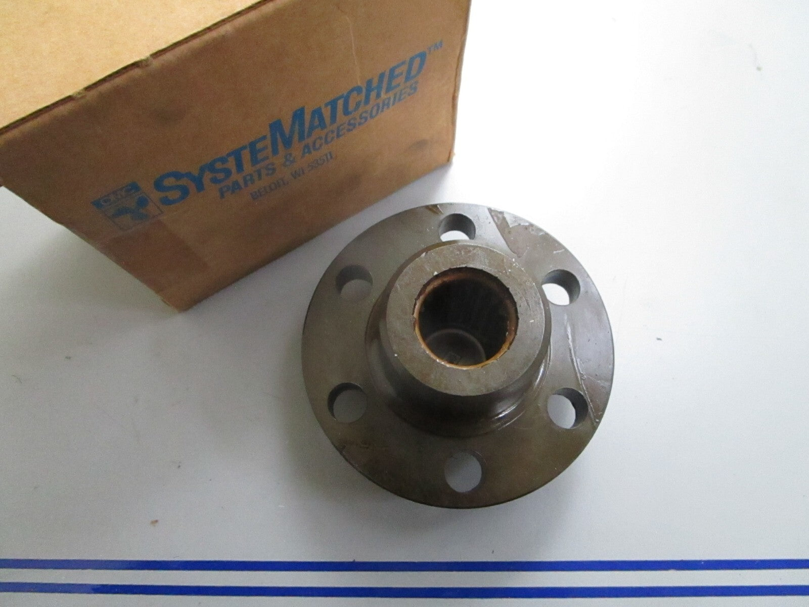 *NEW OEM* 0820 OMC Johnson Evinrude Hub & Plug Ay 981948 0981948