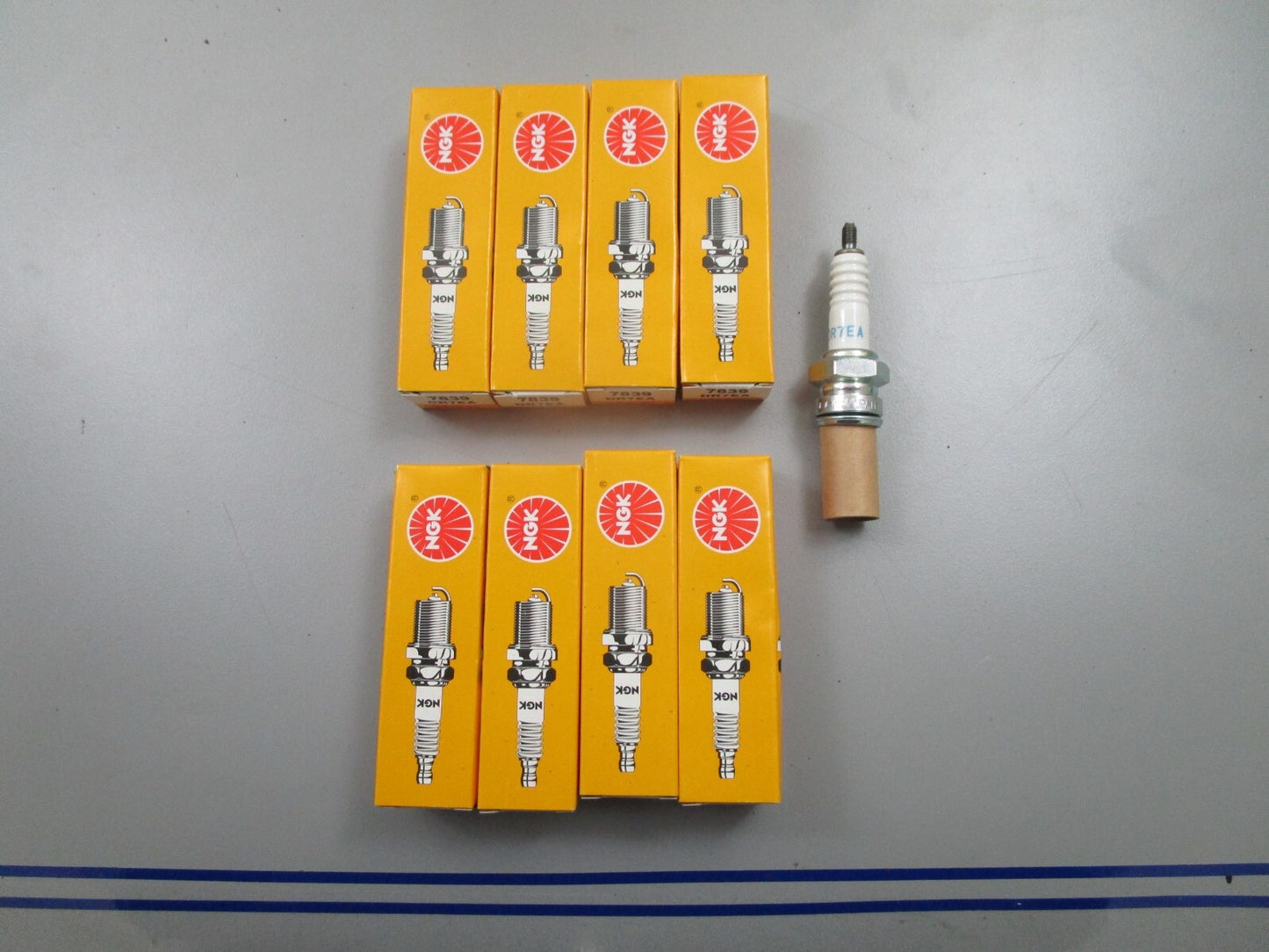 *NEW* (LOT OF 8) 0810 NGK Spark Plug DR7EA