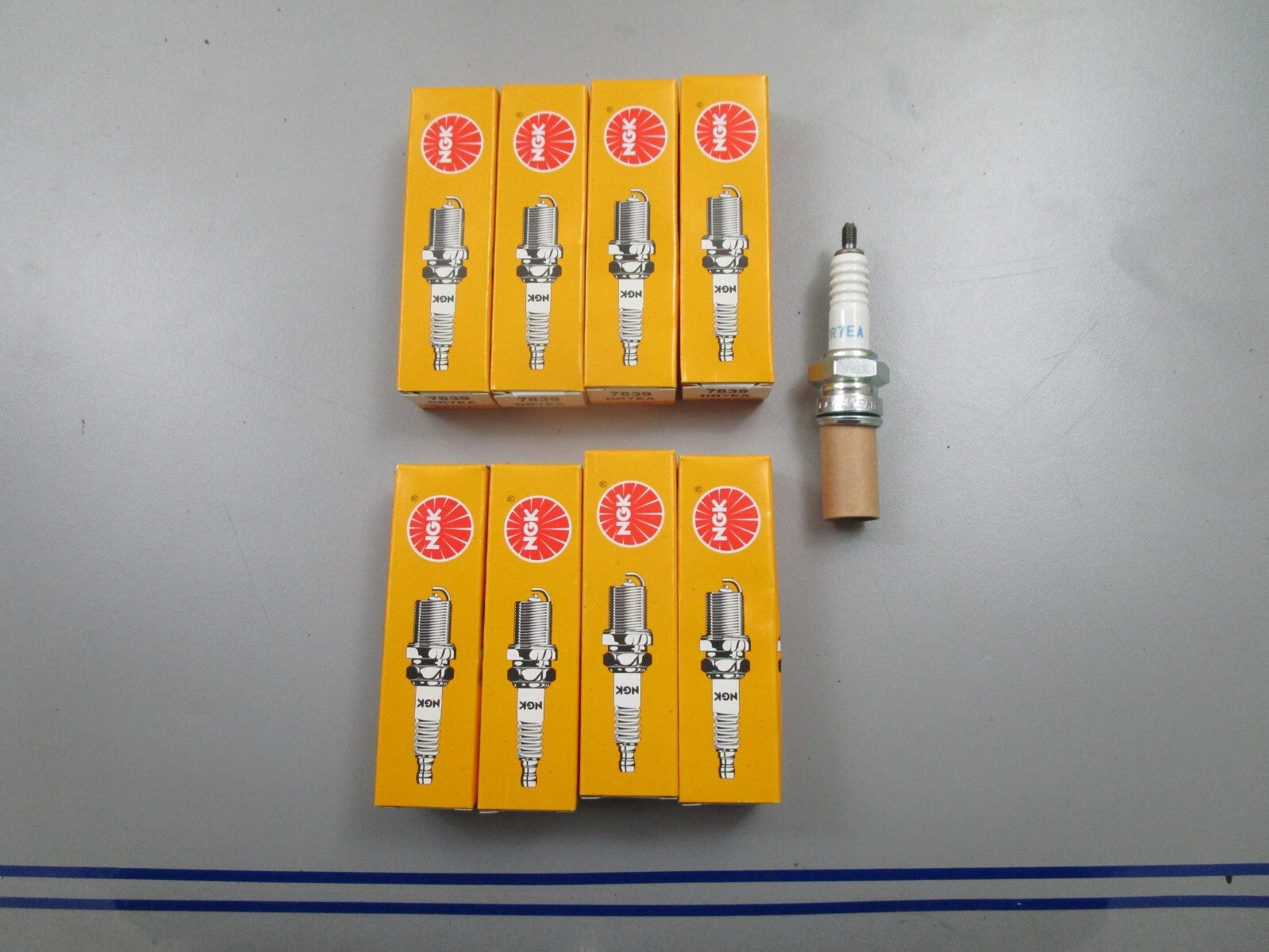*NEW* (LOT OF 8) 0810 NGK Spark Plug DR7EA
