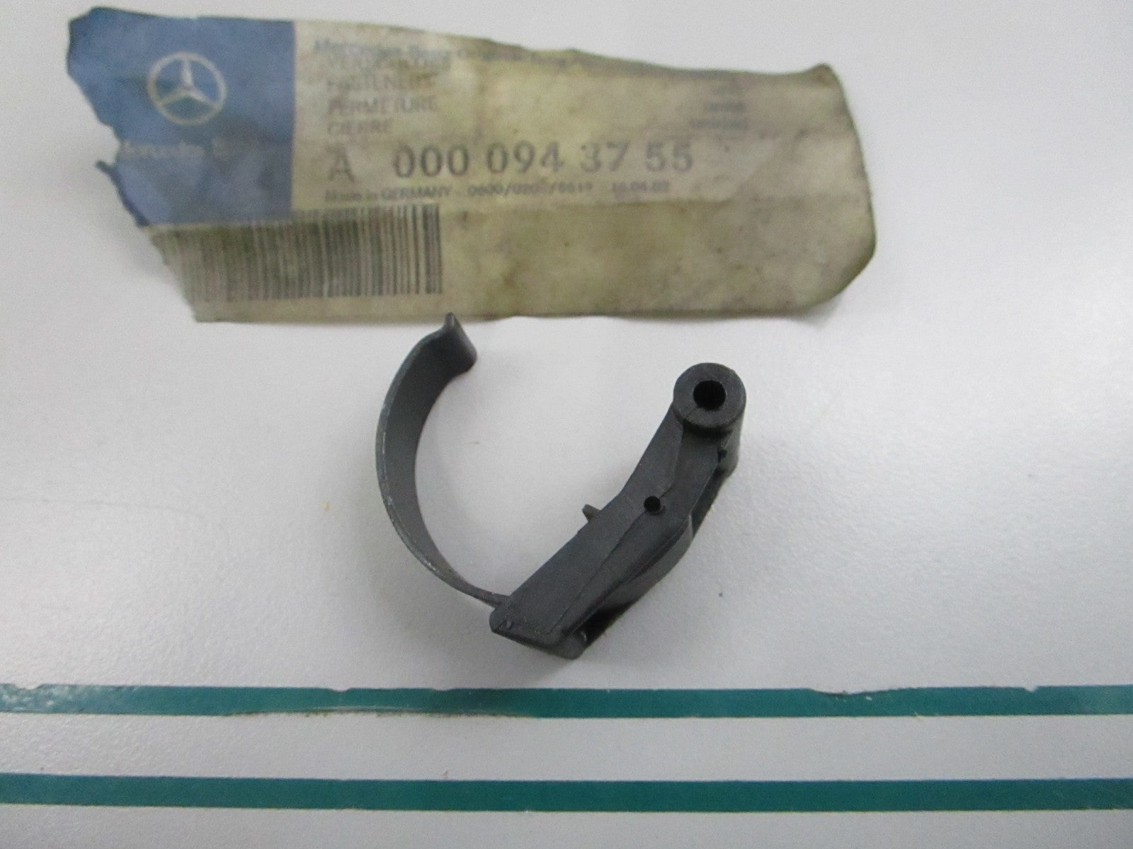 NEW OEM 0000943755 Mercedes-Benz Closure 0810