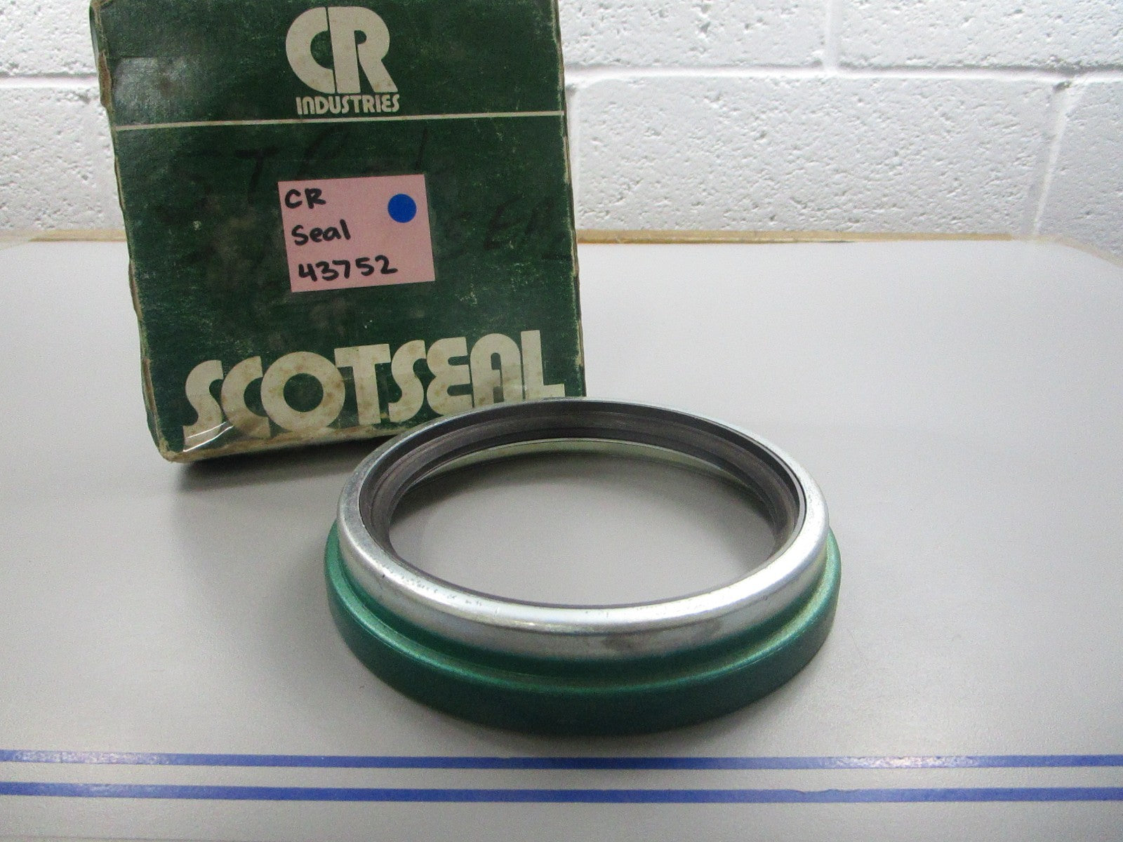 NEW 43752 CR Industries Seal 0810