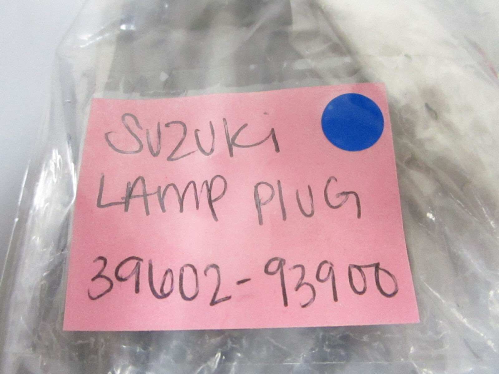 *NEW OEM* 0720 Suzuki Lamp Plug 39602-93900