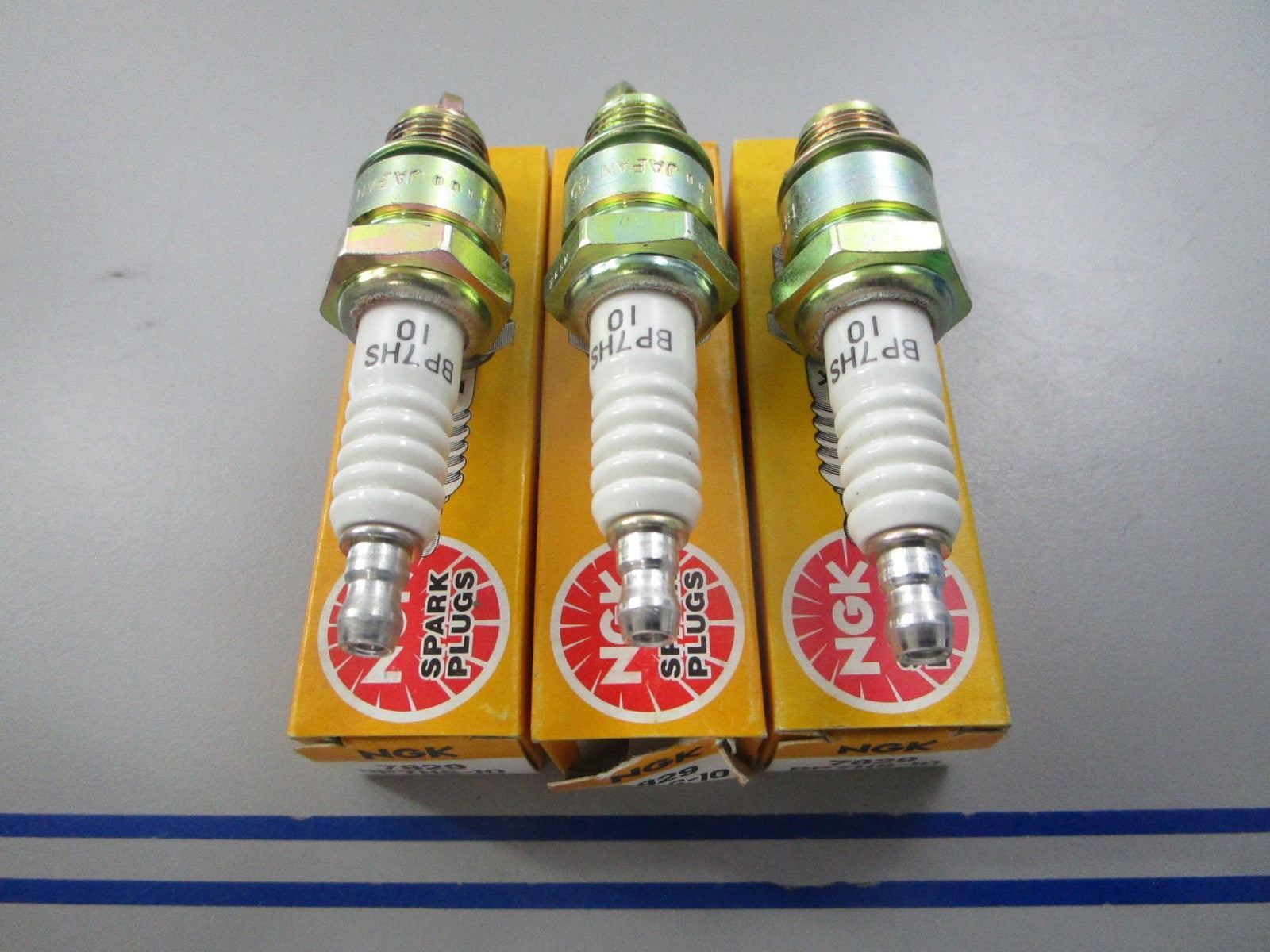 NEW (LOT OF 3) BP7HS-10 NGK Spark Plug 0810
