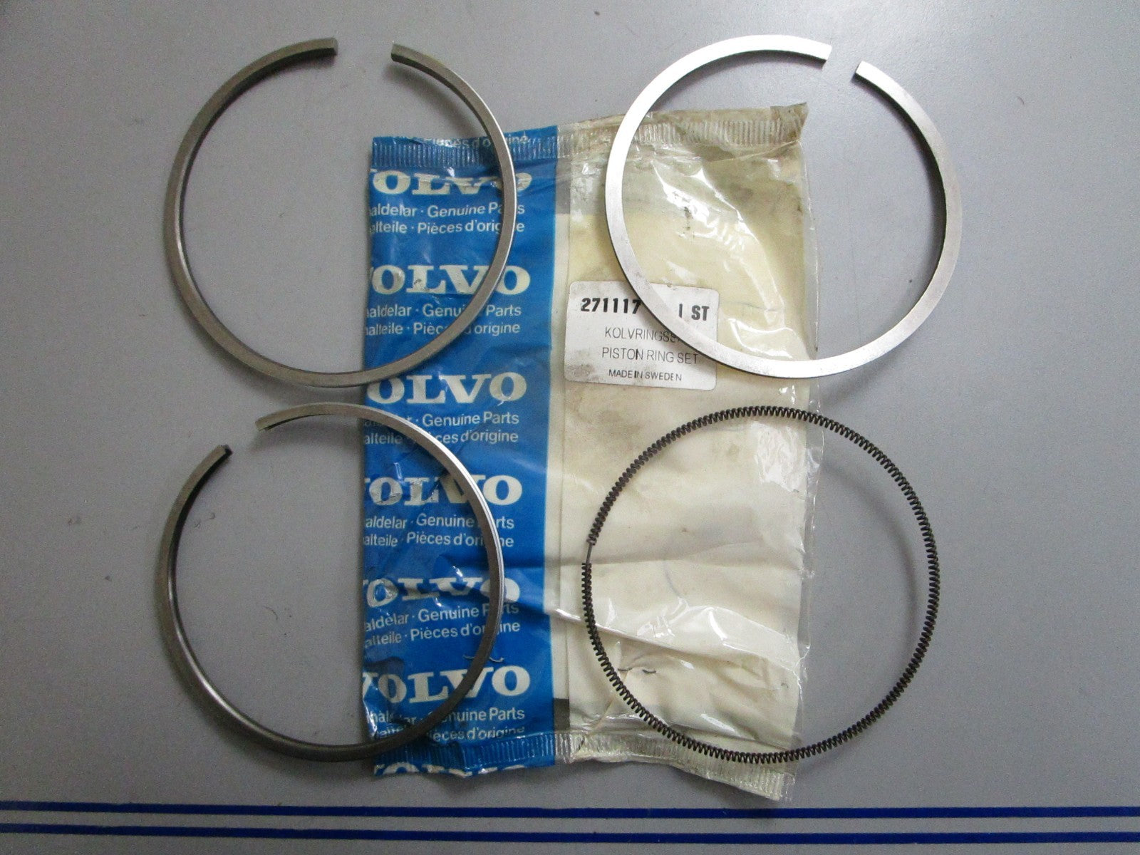 *NEW OEM* 0820 Volvo Penta Piston Ring Kit 271117