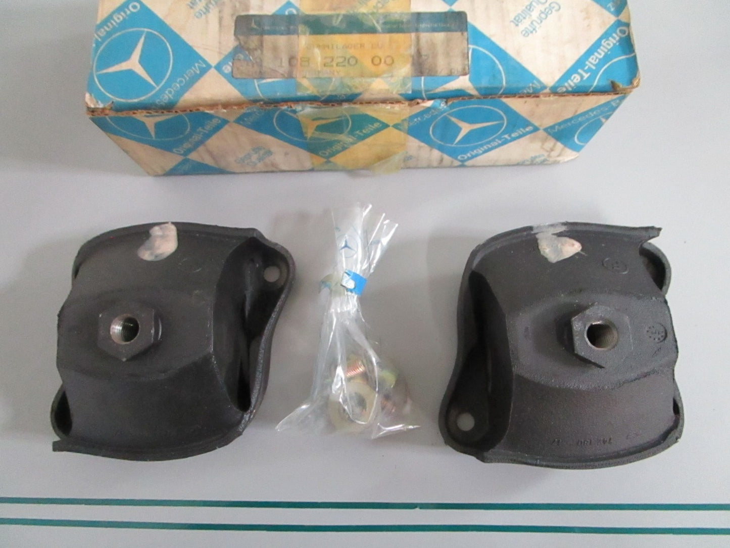 NEW OEM A1082200017 Mercedes-Benz Mount Kit 0820