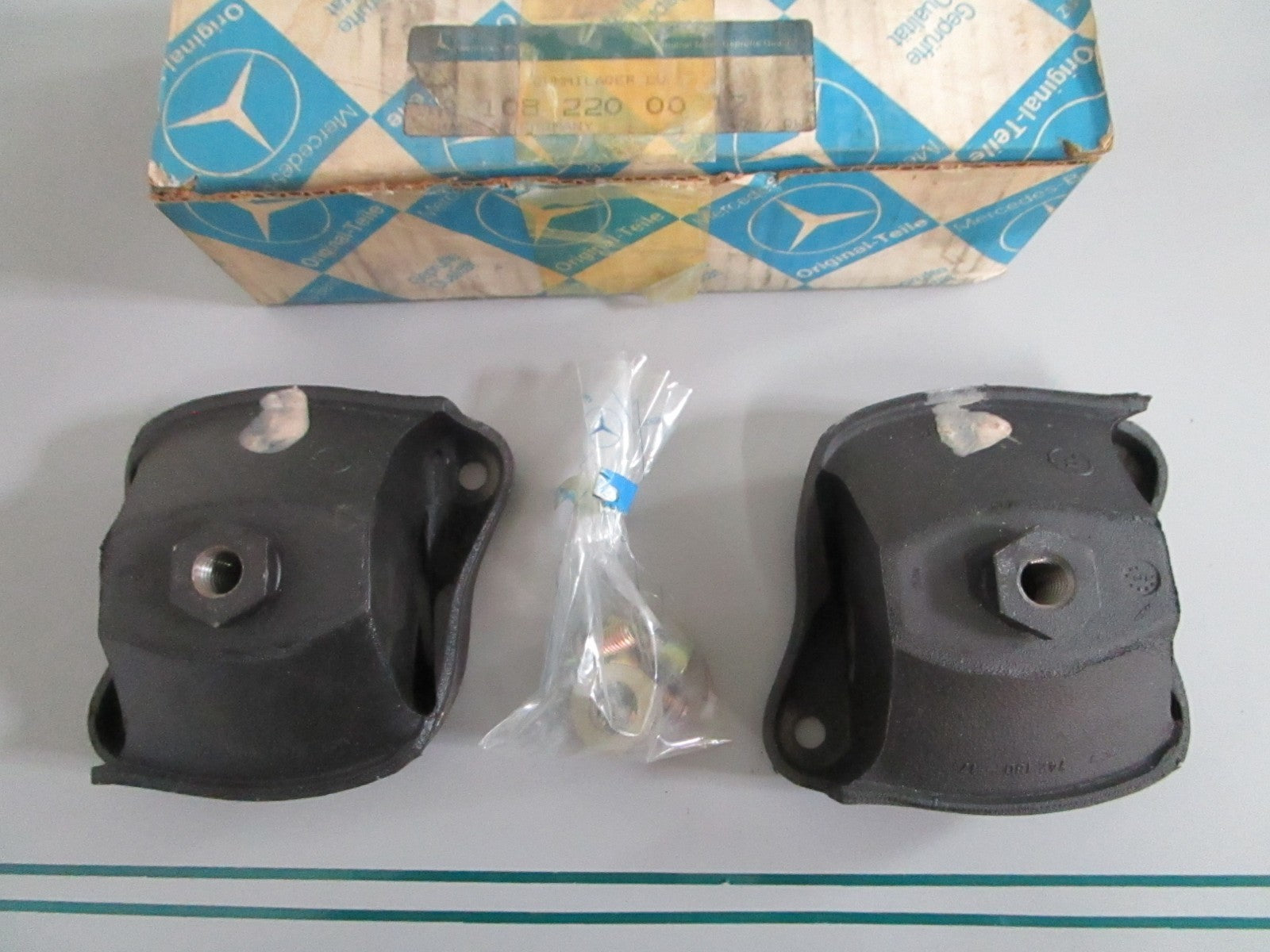 NEW OEM A1082200017 Mercedes-Benz Mount Kit 0820
