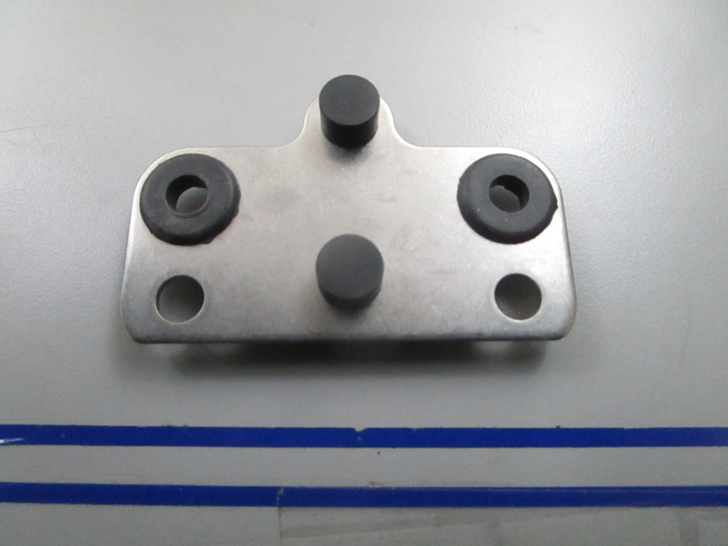 *NEW OEM* 0810 OMC Johnson Evinrude Bracket & Grommet 586804 0586804