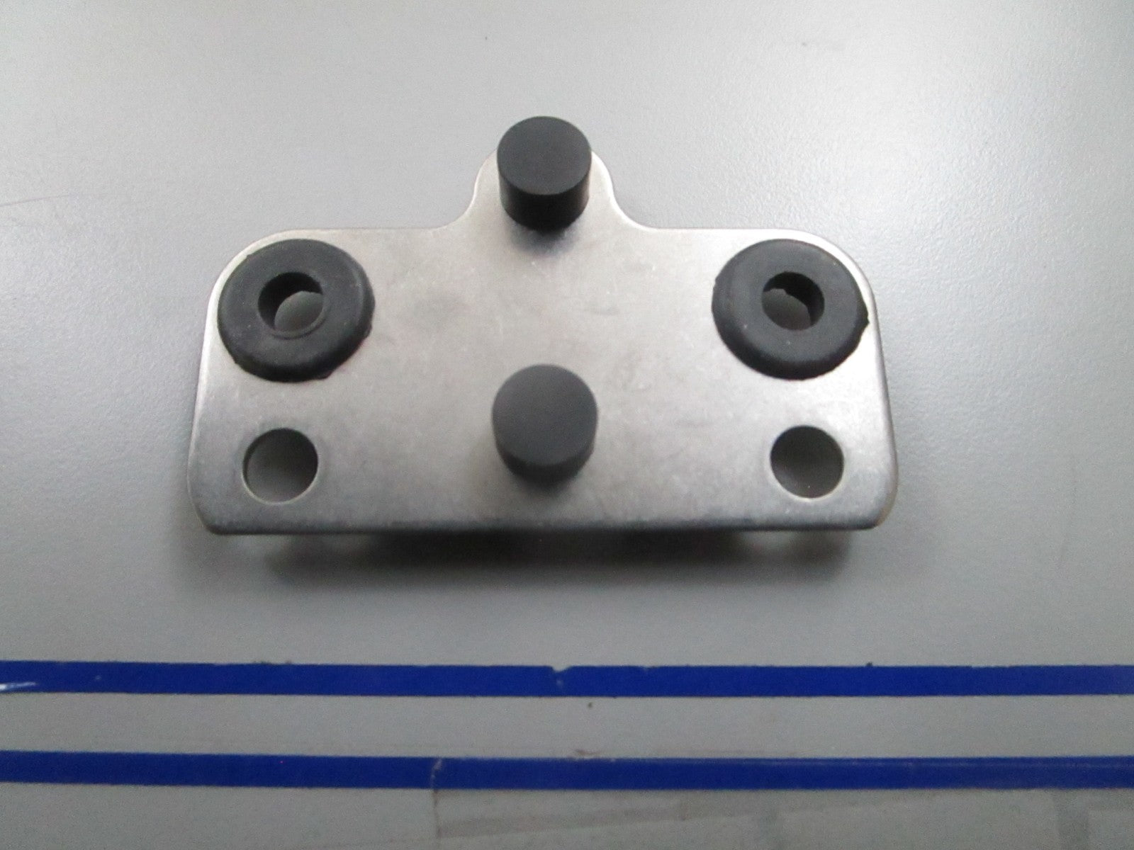 *NEW OEM* 0810 OMC Johnson Evinrude Bracket & Grommet 586804 0586804