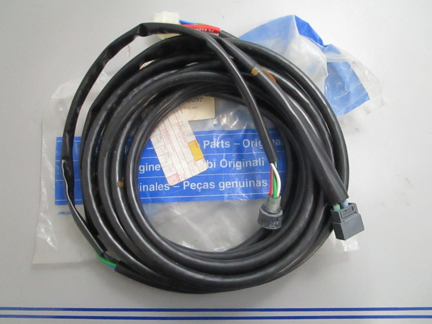 *NEW OEM* 0820 Volvo Penta Harness 853032