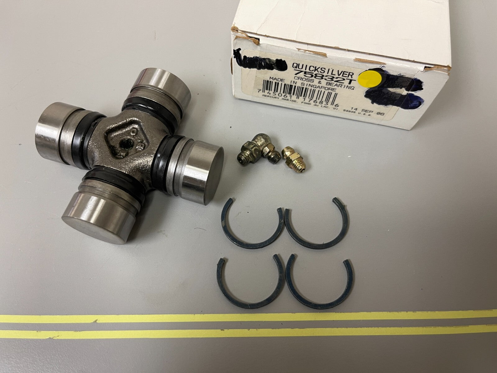 *NEW OEM* 0720 Mercury Quicksilver Cross & Bearing 75832T