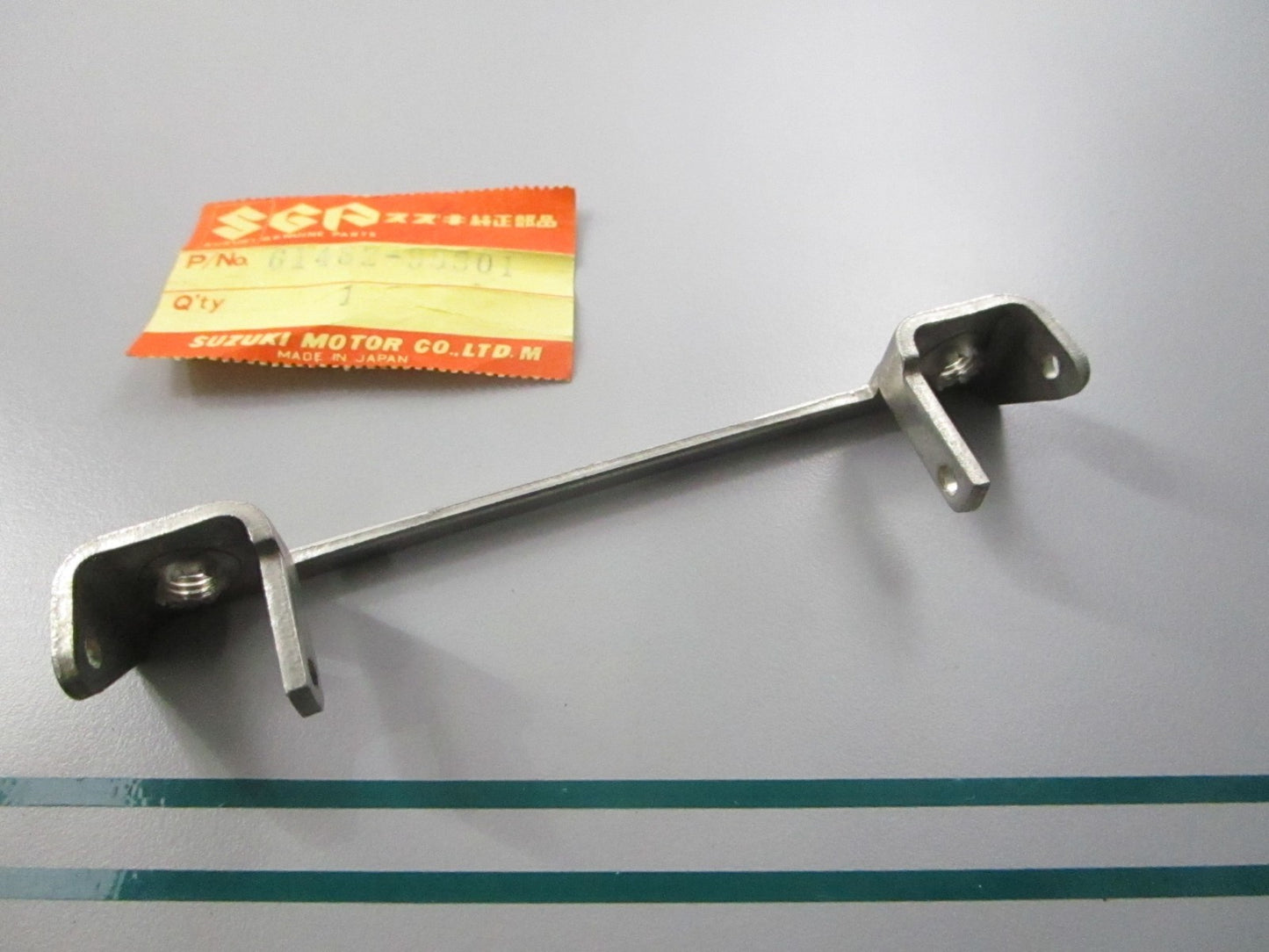 NEW OEM 61482-95301 Suzuki Hinge 0810