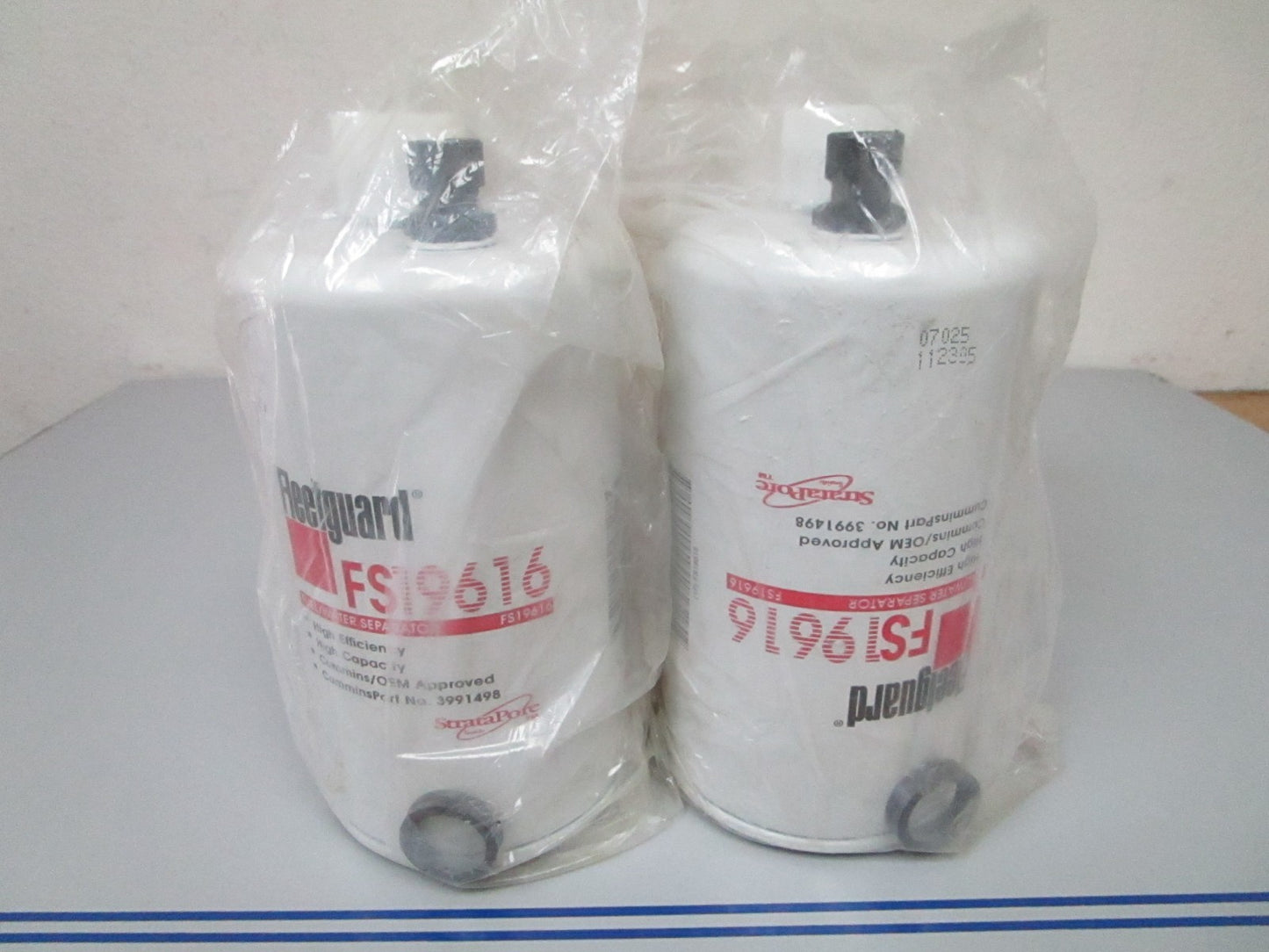 NEW OEM FS19616 Fleetguard Fuel Filter Water Separator (LOT OF 2) 0720