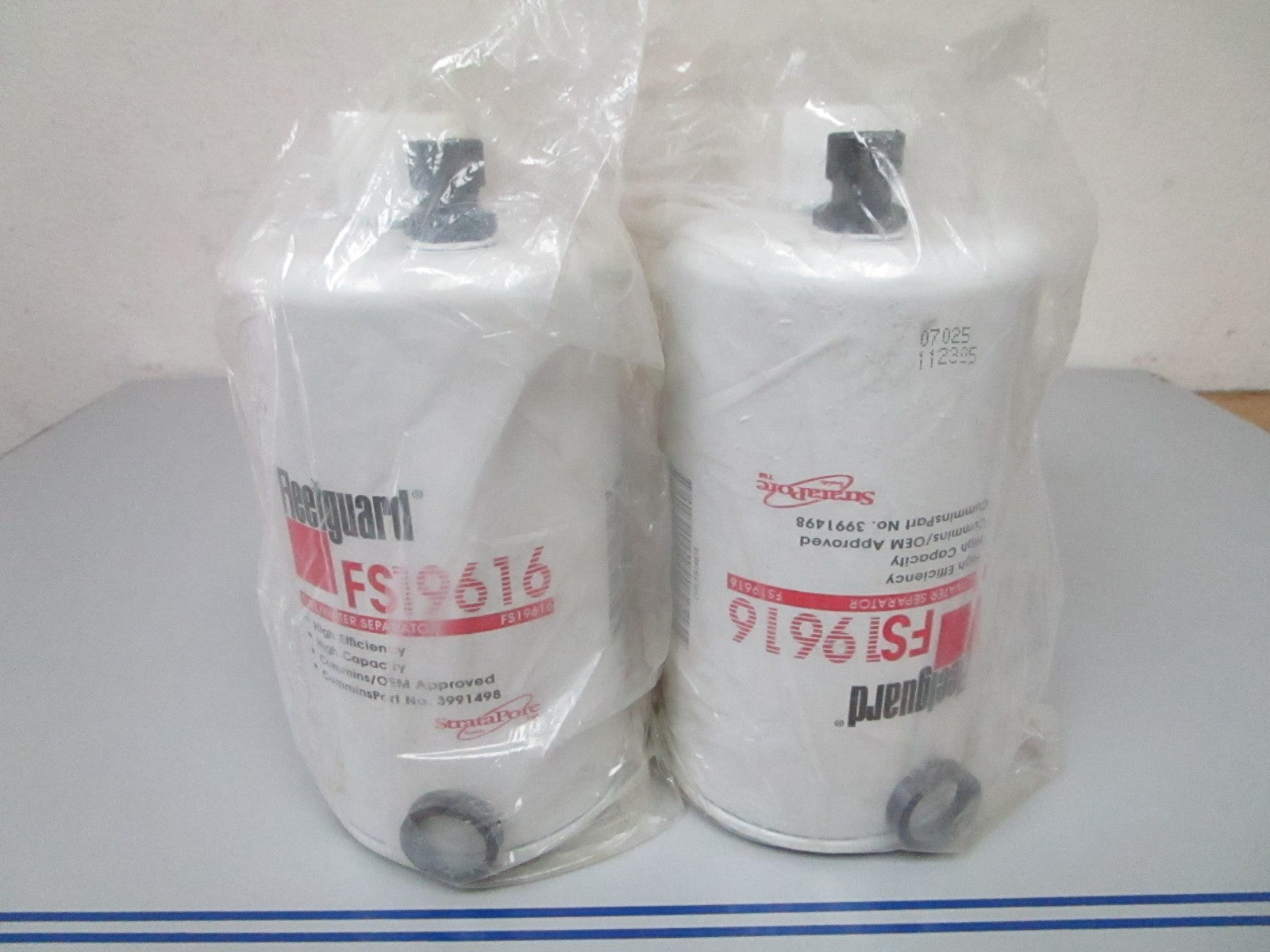 NEW OEM FS19616 Fleetguard Fuel Filter Water Separator (LOT OF 2) 0720