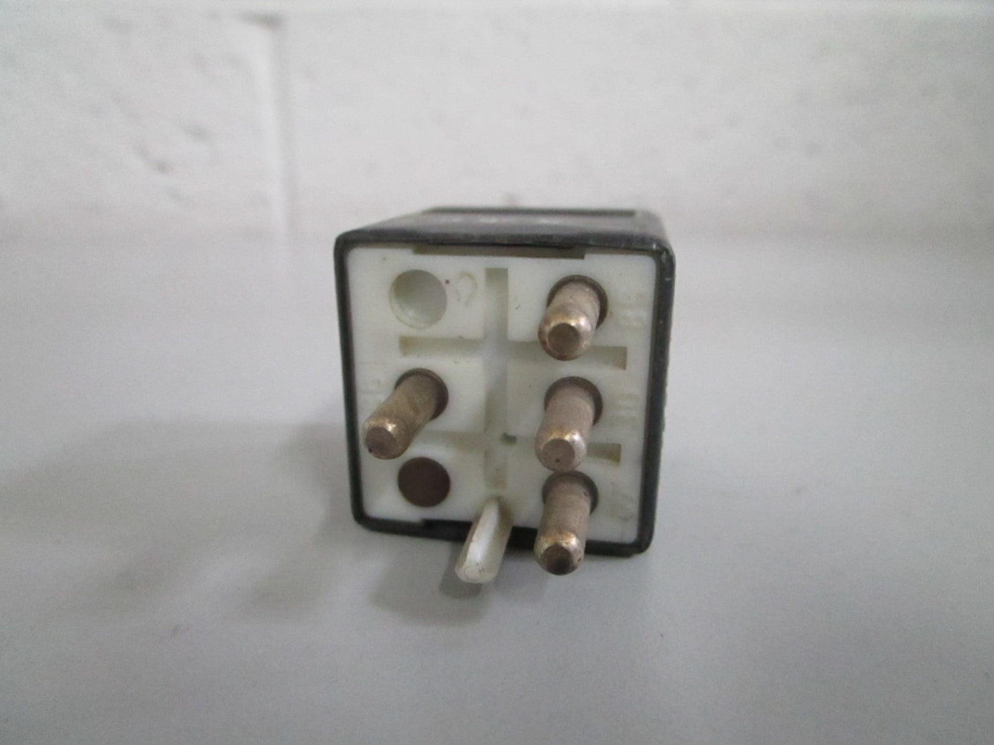 NEW OEM 0015426819 Mercedes-Benz Relay 0820