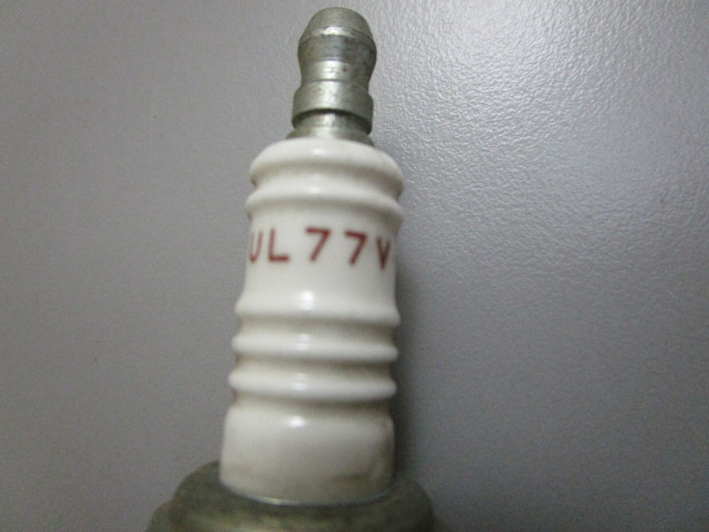 *NEW* 0810 Champion Spark Plug UL77V