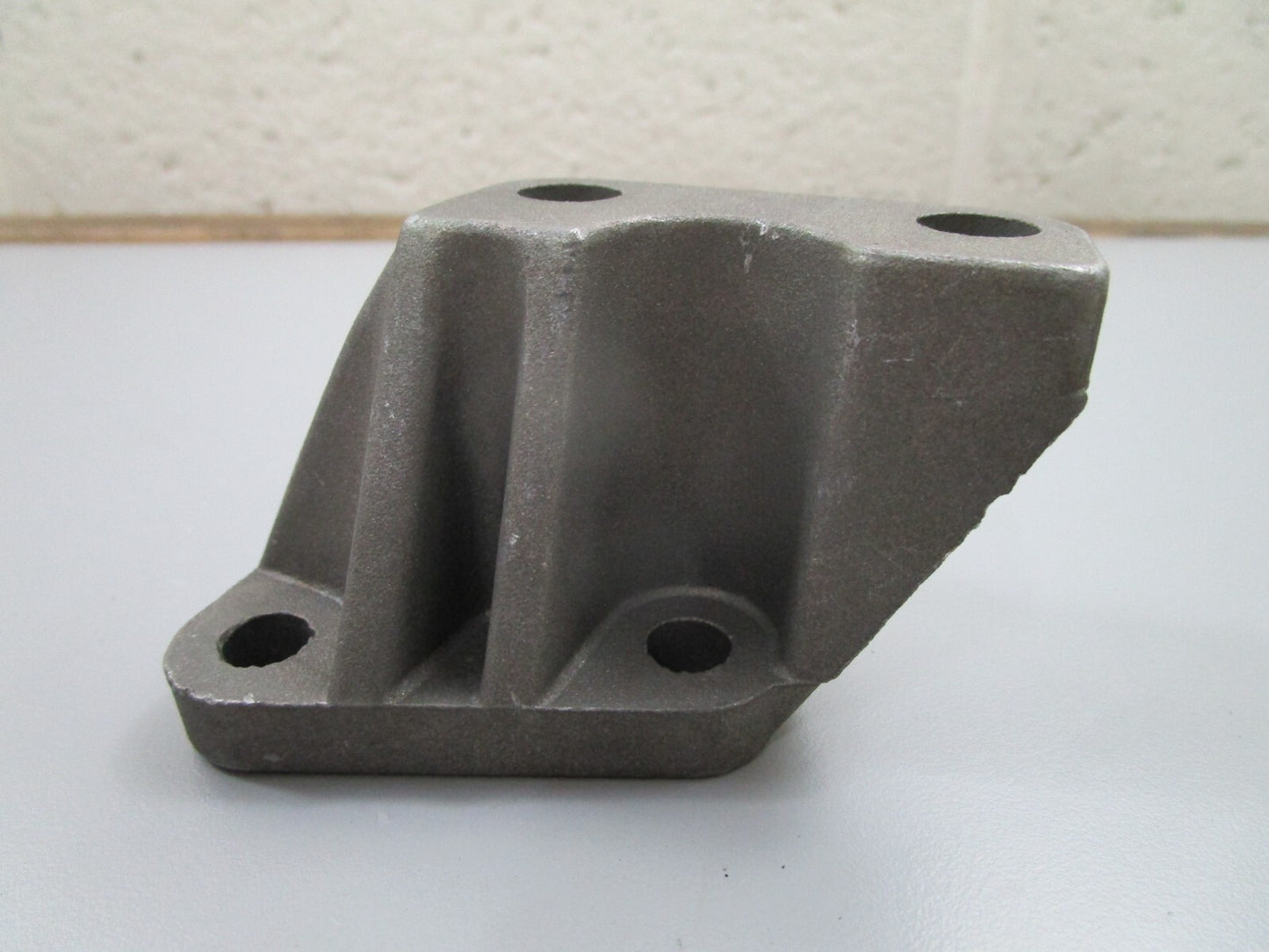 *NEW OEM* 0810 OMC Johnson Evinrude Trim Pump Bracket 908984 0908984