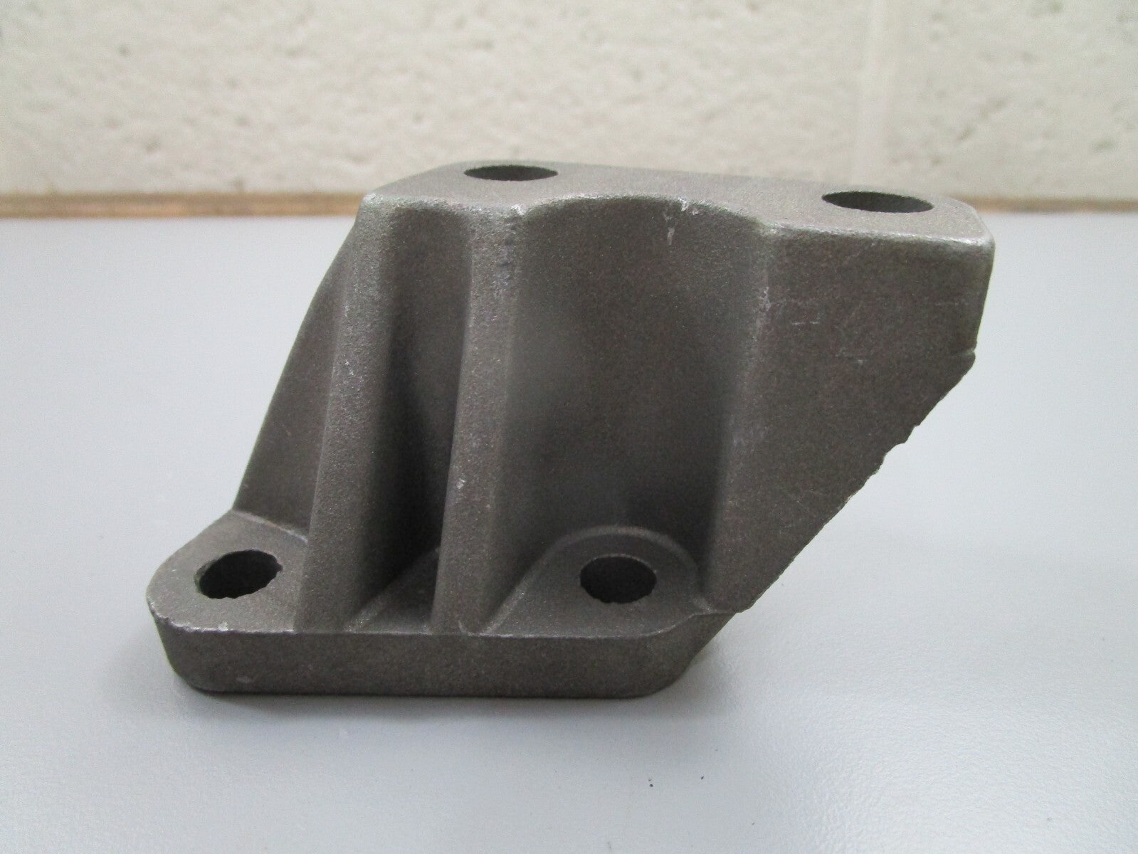 *NEW OEM* 0810 OMC Johnson Evinrude Trim Pump Bracket 908984 0908984