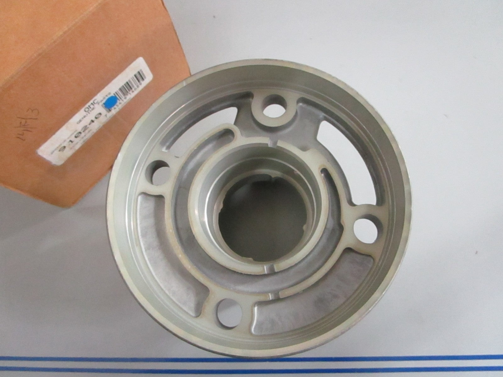 *NEW OEM* 0820 OMC Johnson Evinrude Bearing Housing 910240 0910240