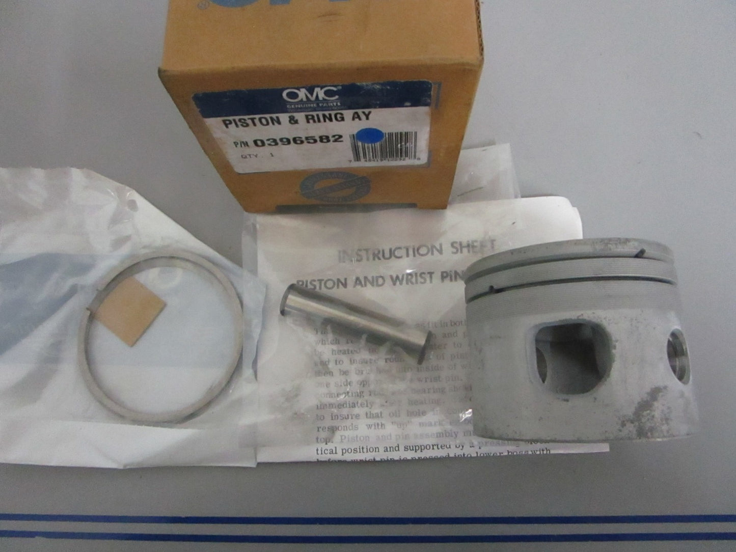 NEW OEM 396582 0396582 OMC Johnson Evinrude Piston & Ring Assy 0820