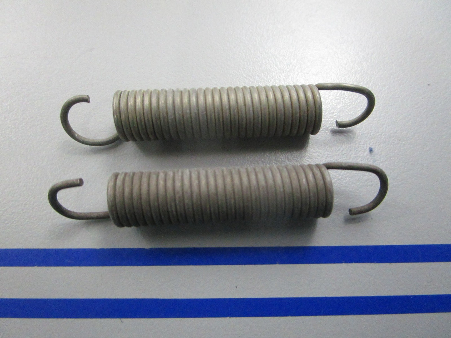 NEW OEM (LOT OF 2) 302736 0302736 OMC Johnson Evinrude Spring 0810