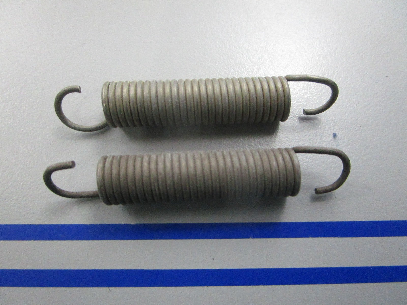 NEW OEM (LOT OF 2) 302736 0302736 OMC Johnson Evinrude Spring 0810