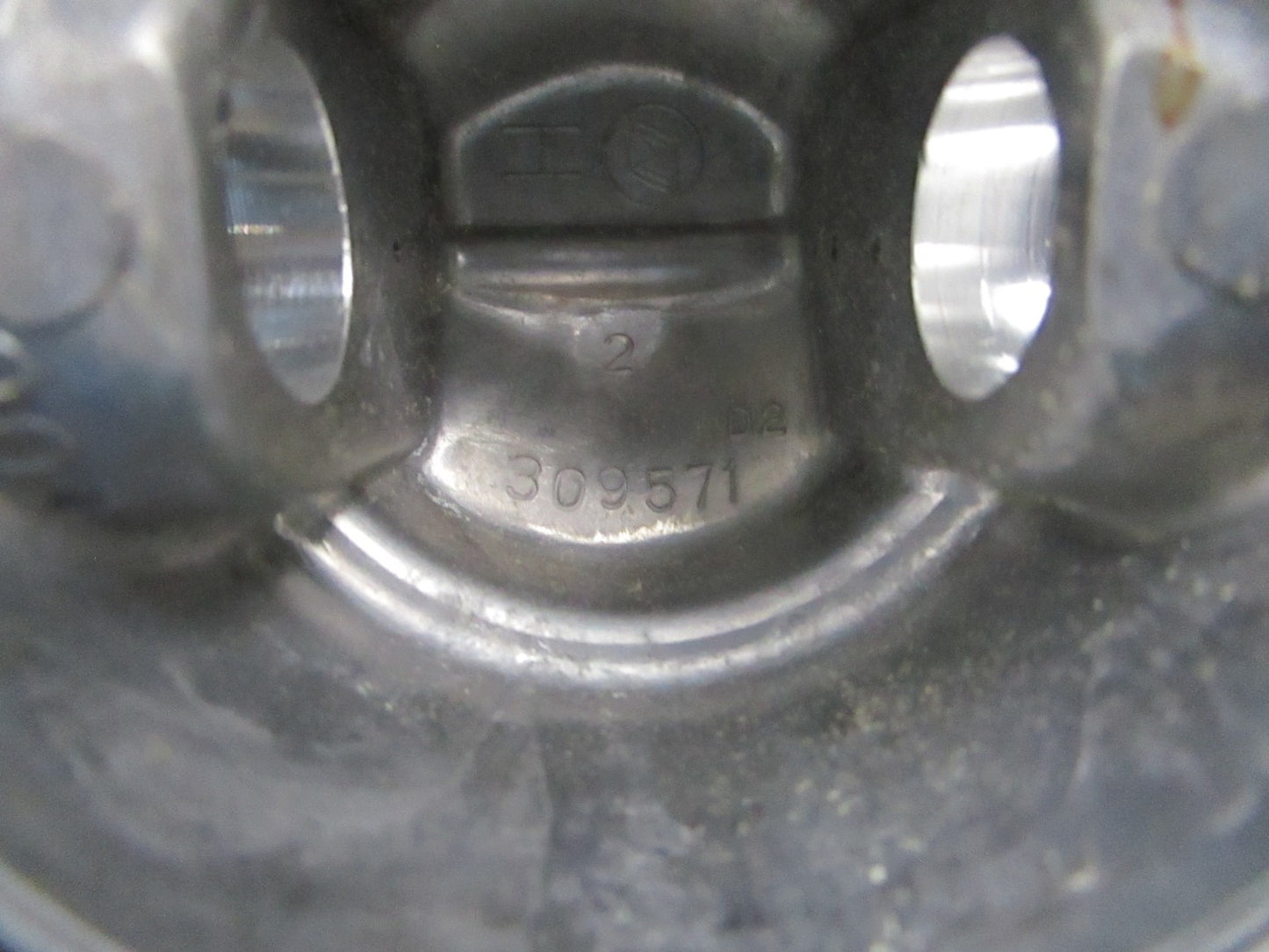 NEW OEM 379134 0379134 309571 0309571 OMC Johnson Evinrude Piston 0810