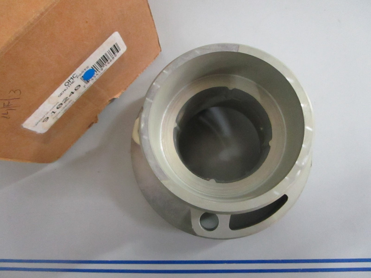 *NEW OEM* 0820 OMC Johnson Evinrude Bearing Housing 910240 0910240