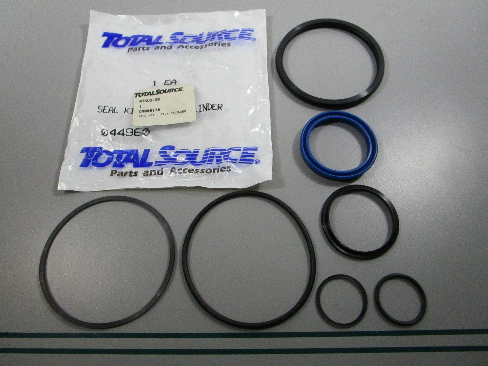 NEW Replaces: CR089718 Total Source Tilt Cylinder Seal Kit 0810