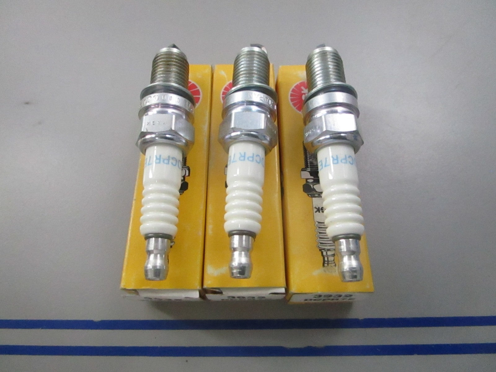 NEW (LOT OF 3) DCPR7E NGK Spark Plug 0810