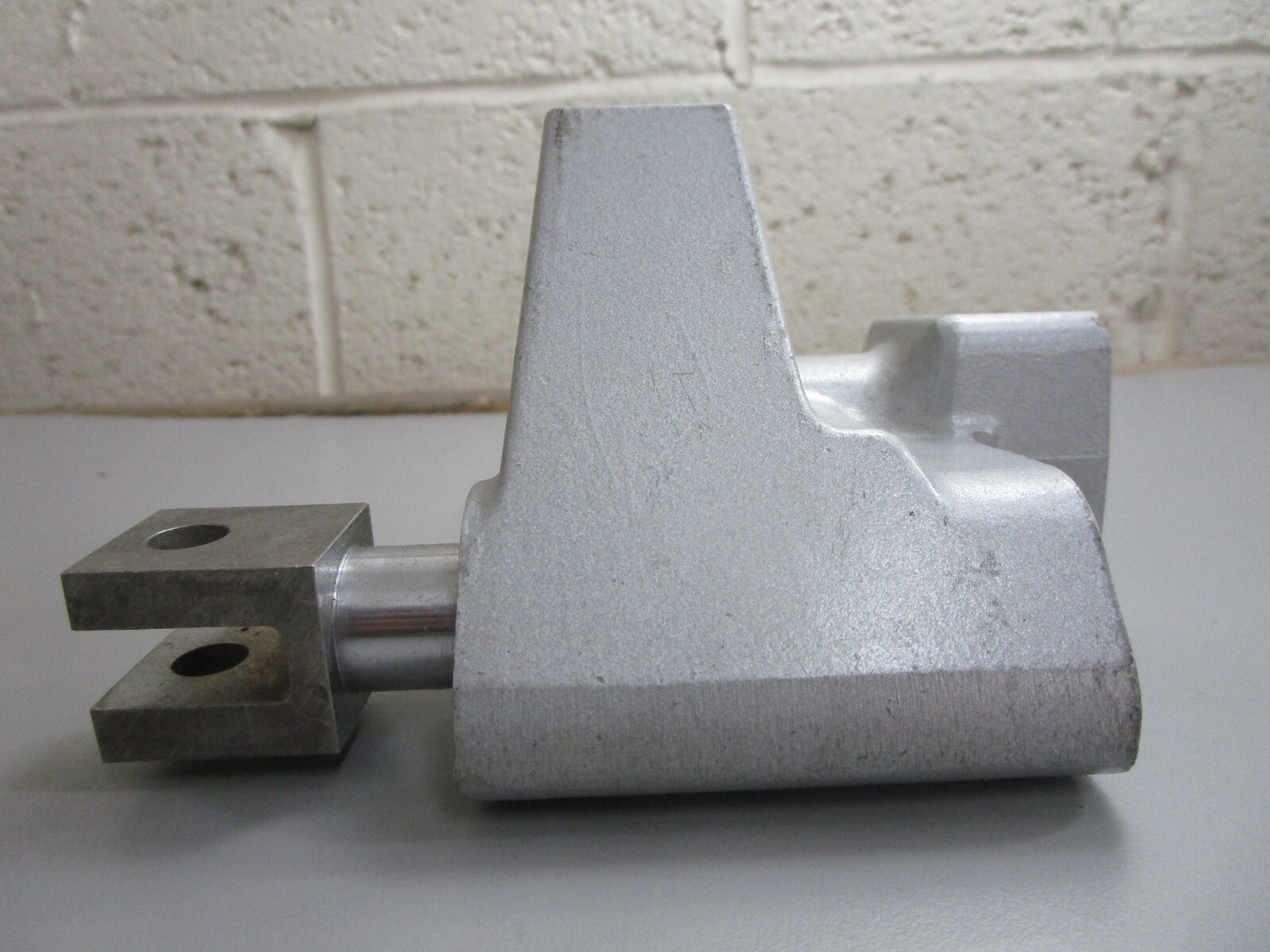 *NEW OEM* 0820 OMC Johnson Evinrude STBD Housing Plug & Spool Valve Ay 984484