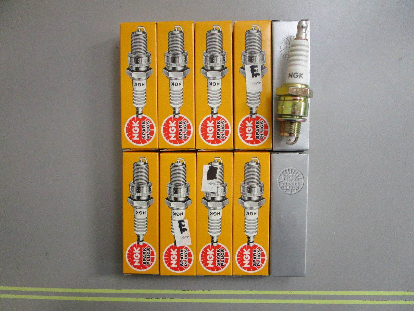 *NEW* 0820 (LOT OF 10) NGK Spark Plug BP7HS