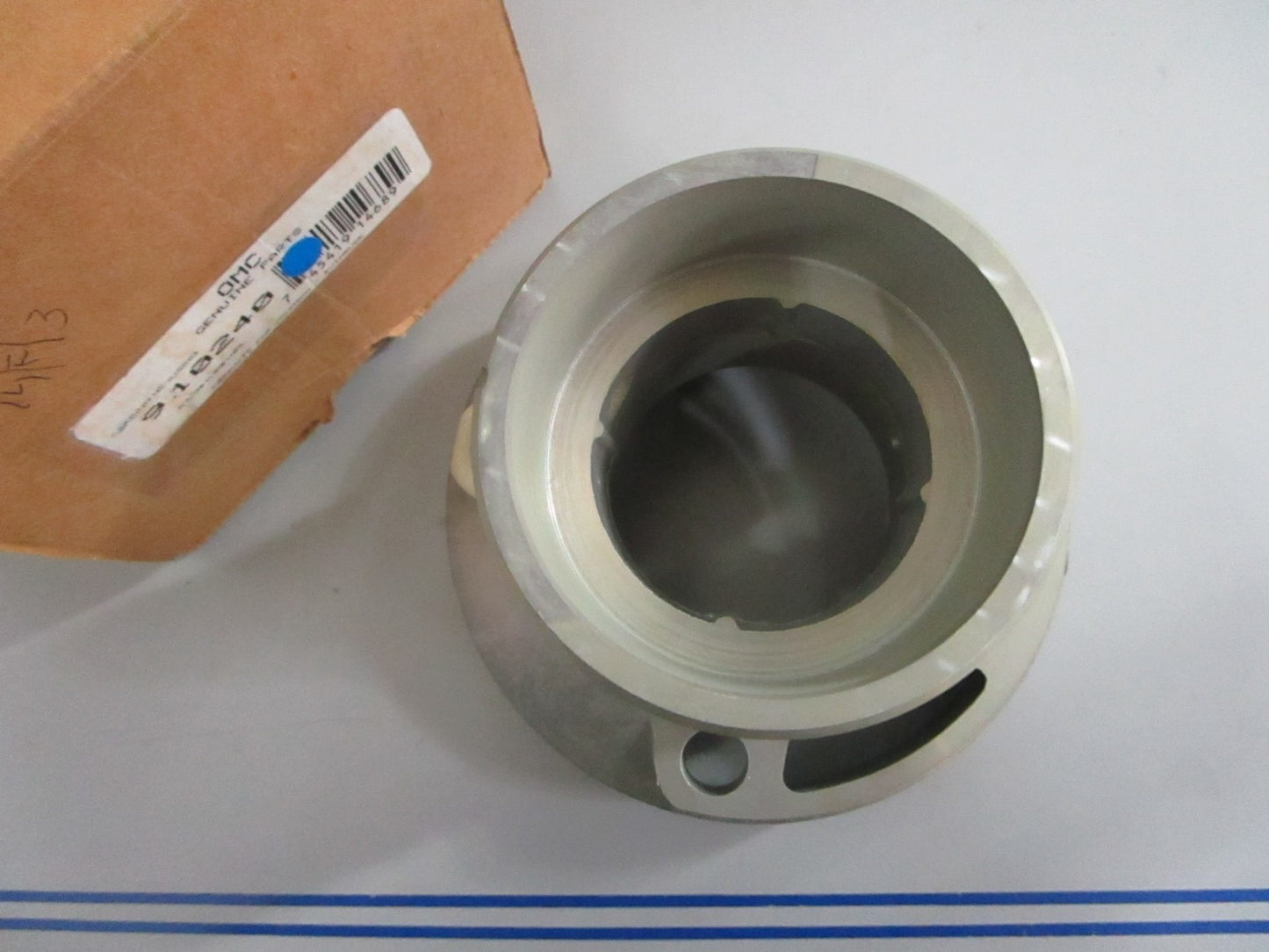 *NEW OEM* 0820 OMC Johnson Evinrude Bearing Housing 910240 0910240