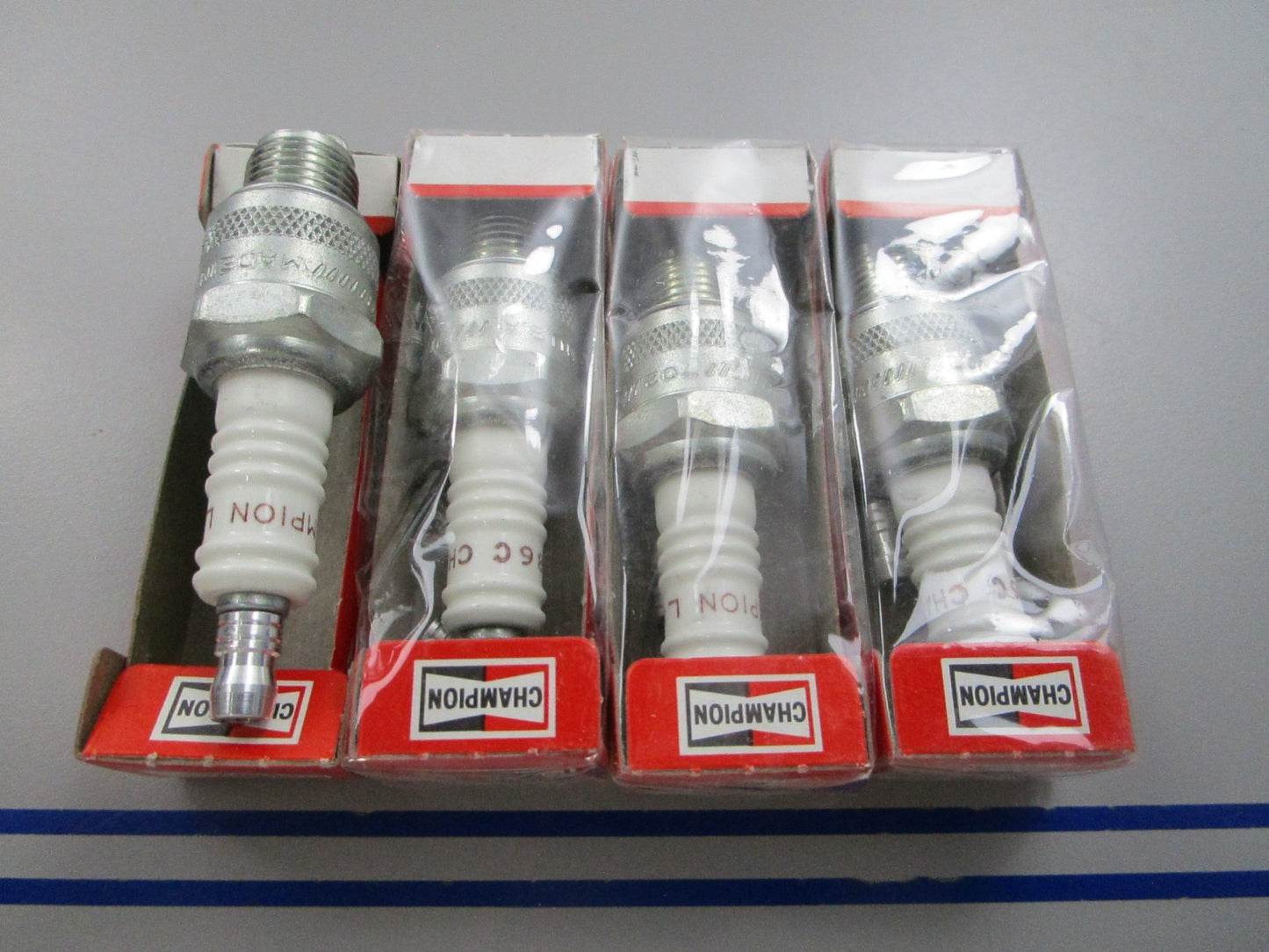 NEW (LOT OF 4) L86C Champion Spark Plug 0810