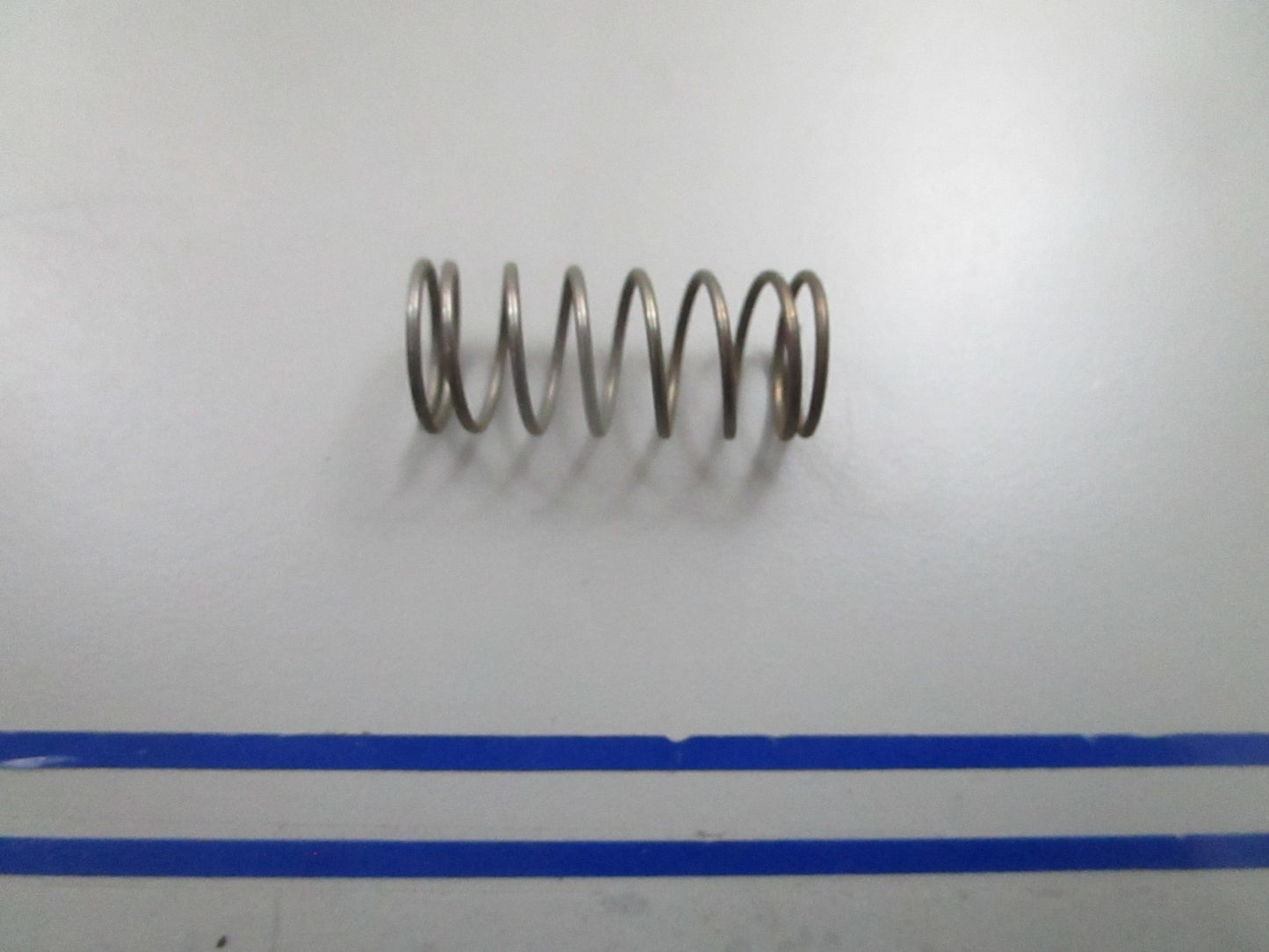 *NEW OEM* 0810 OMC Johnson Evinrude Spring 337210 0337210