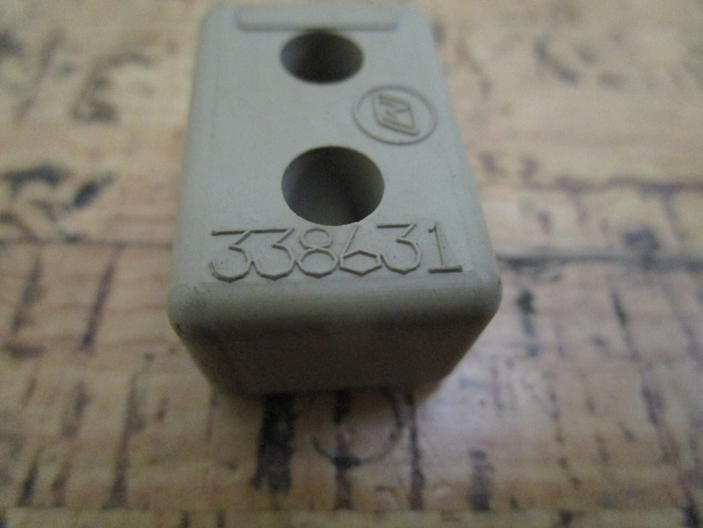 *NEW OEM* 0810 OMC Johnson Evinrude Grommet 338631 0338631