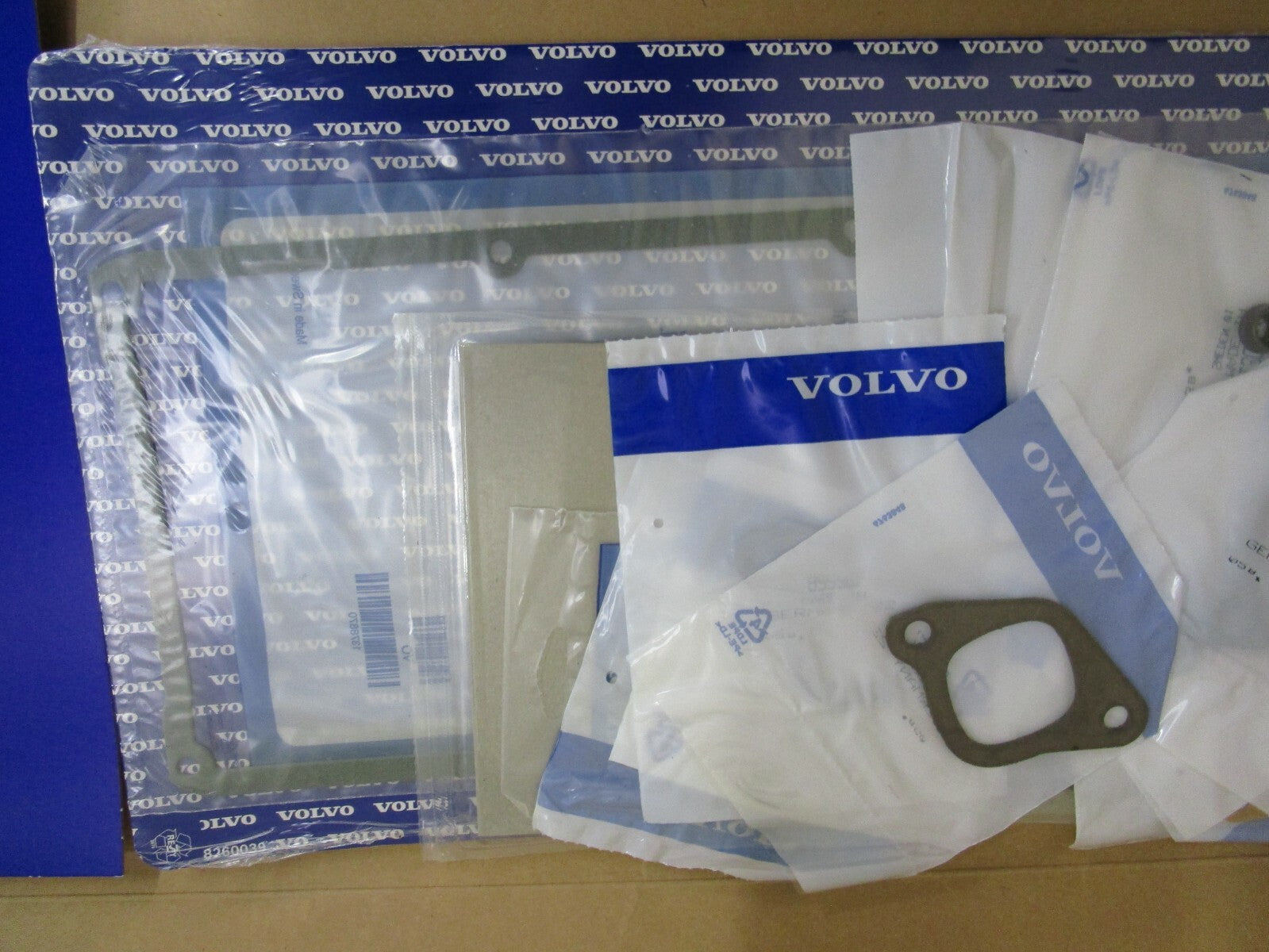 *NEW OEM* 0820 Volvo Penta Gasket Kit 876302